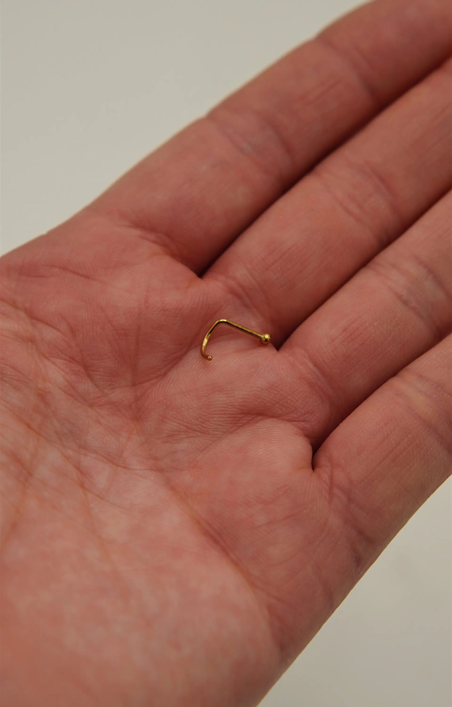 Piercing Nariz Nostril Tipo S Titanio ASTM F136 20G · Zirconia 2mm · Chapado en Oro 18k 4