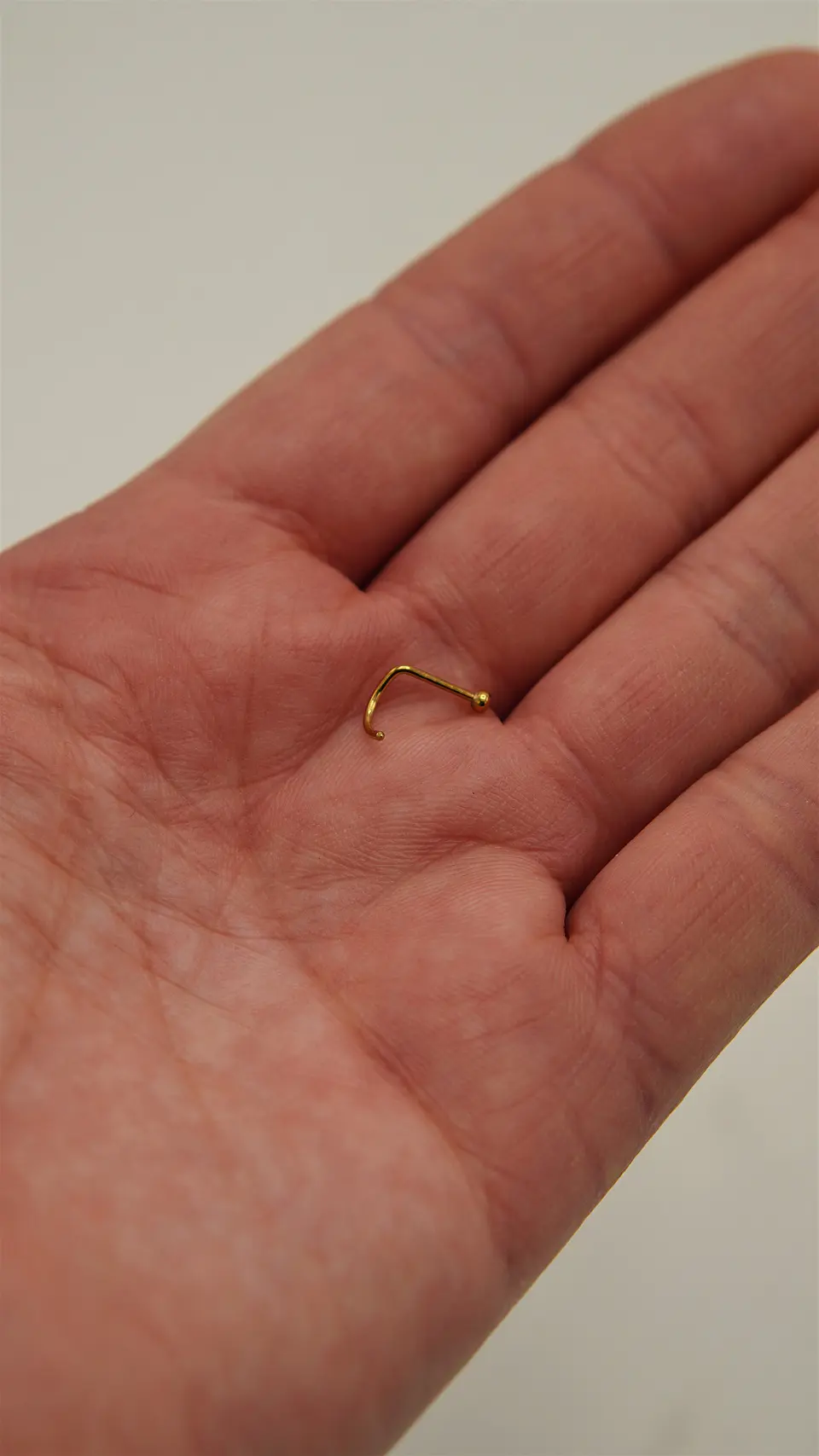 Piercing Nariz Nostril Tipo S Titanio ASTM F136 20G · Zirconia 2mm · Chapado en Oro 18k 4