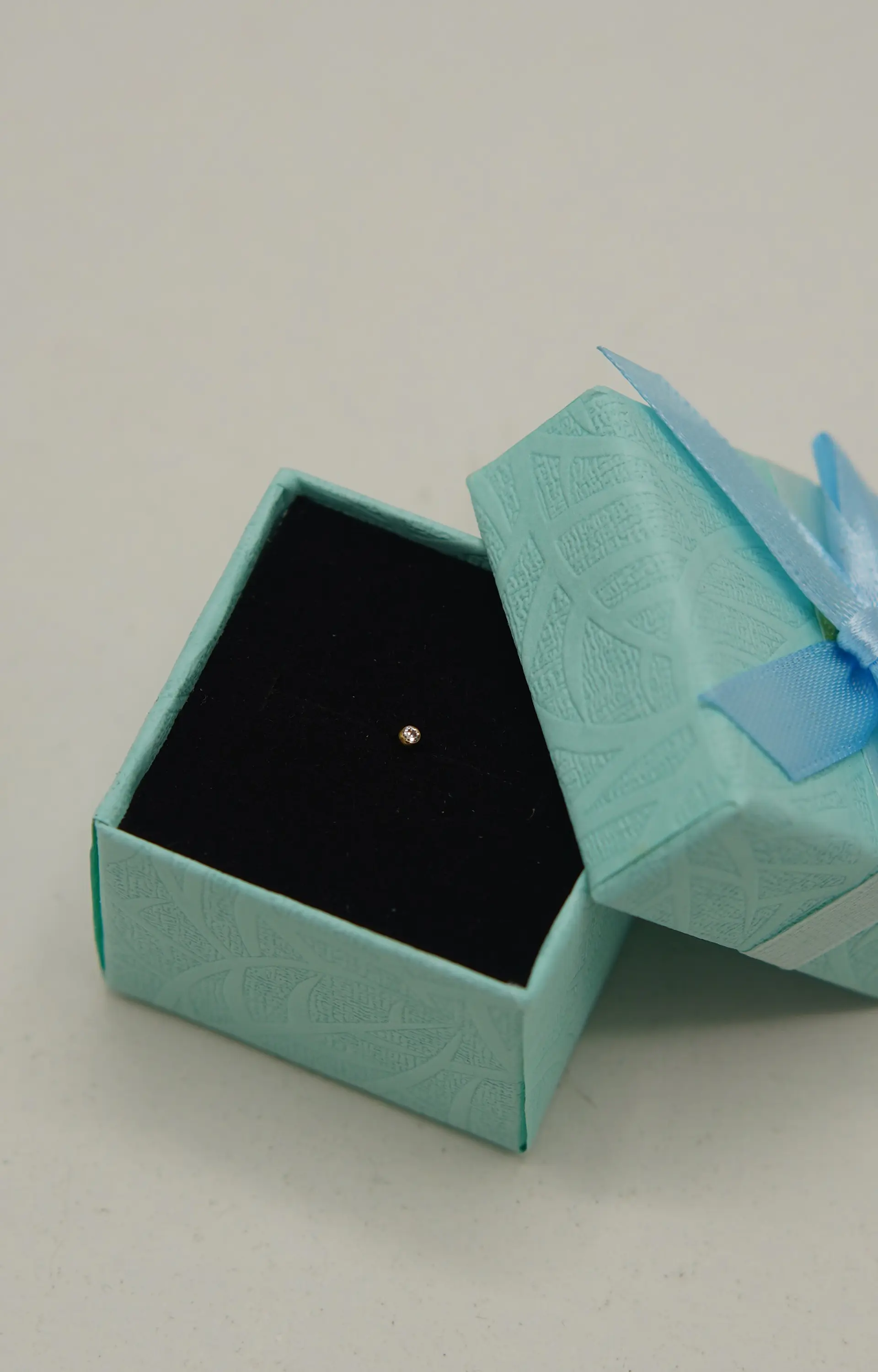 Piercing Nariz Nostril Tipo S Titanio ASTM F136 20G · Zirconia 2mm · Chapado en Oro 18k 5