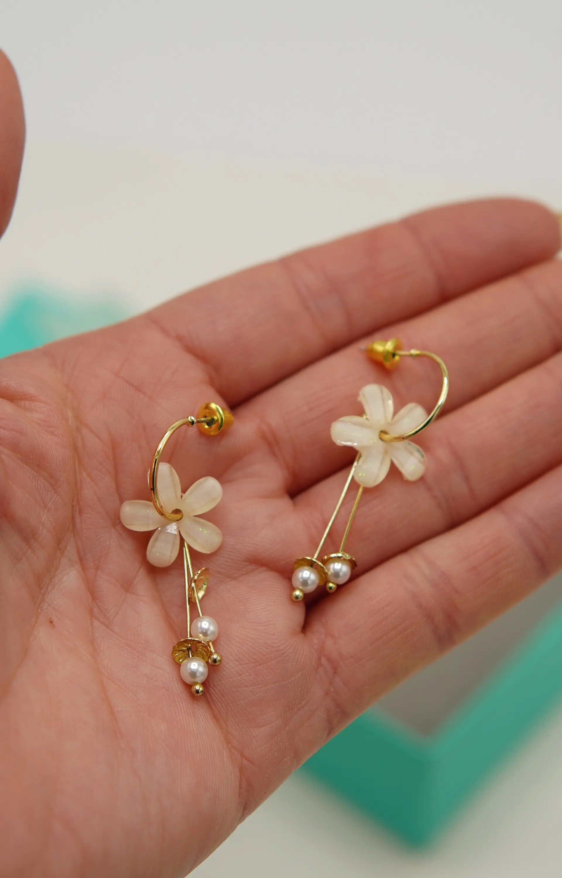 Aros flor coreana blanca bañado en oro  7