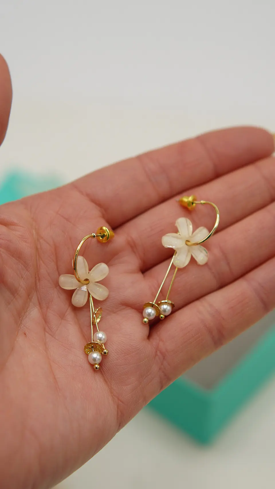 Aros flor coreana blanca bañado en oro  7