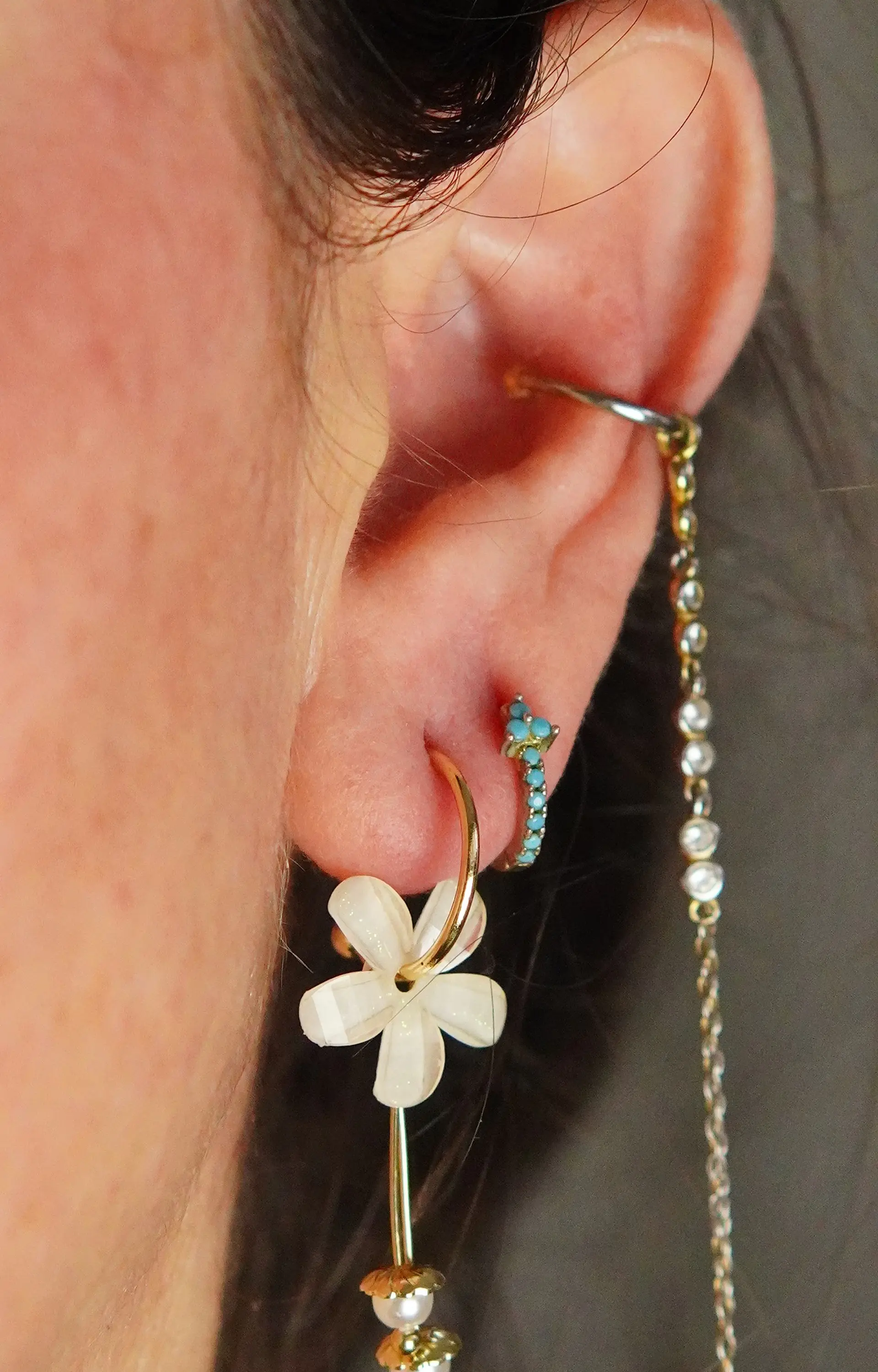 Aros flor coreana blanca bañado en oro  3