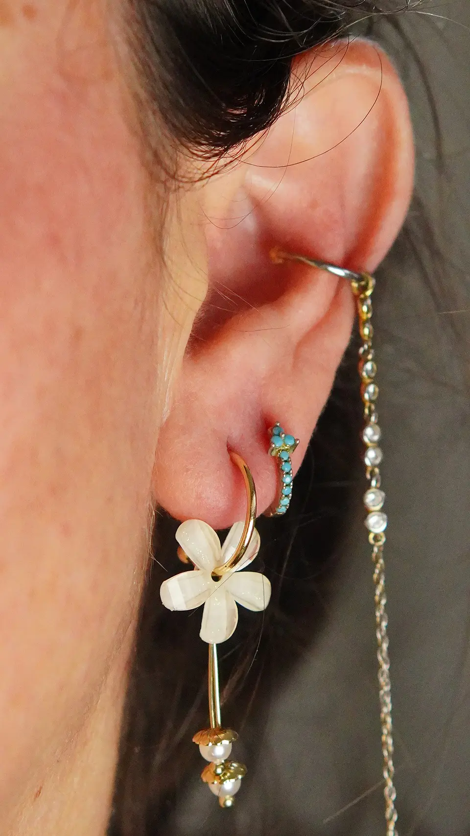 Aros flor coreana blanca bañado en oro  3
