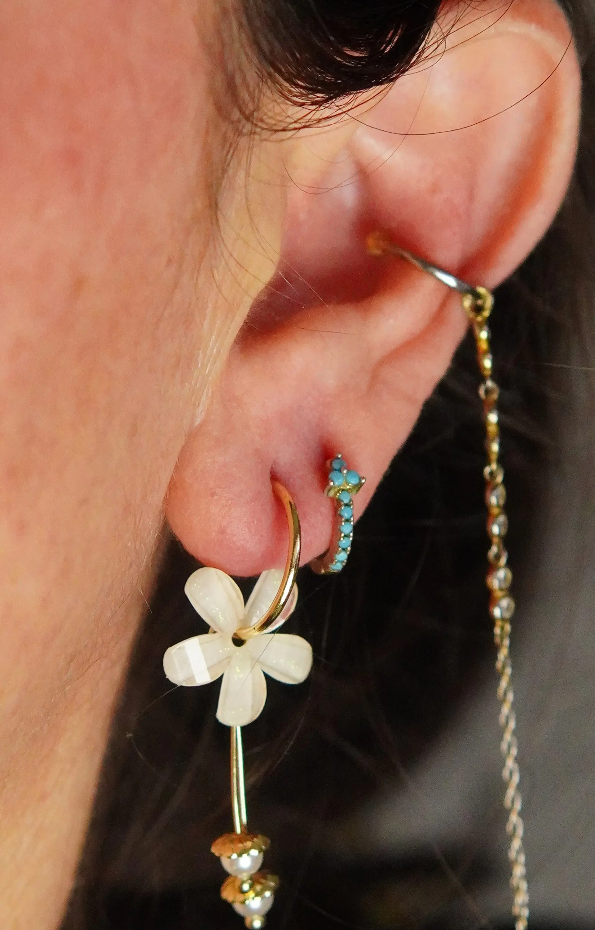 Aros flor coreana blanca bañado en oro  8