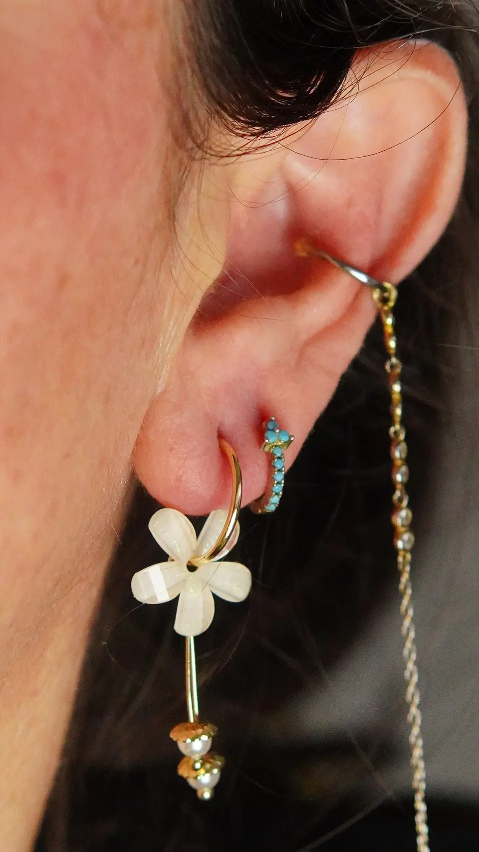 Aros flor coreana blanca bañado en oro  8