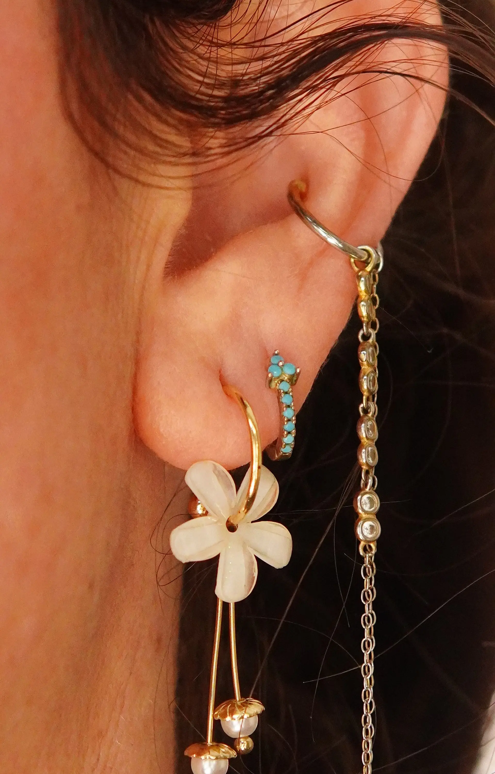Aros flor coreana blanca bañado en oro  5