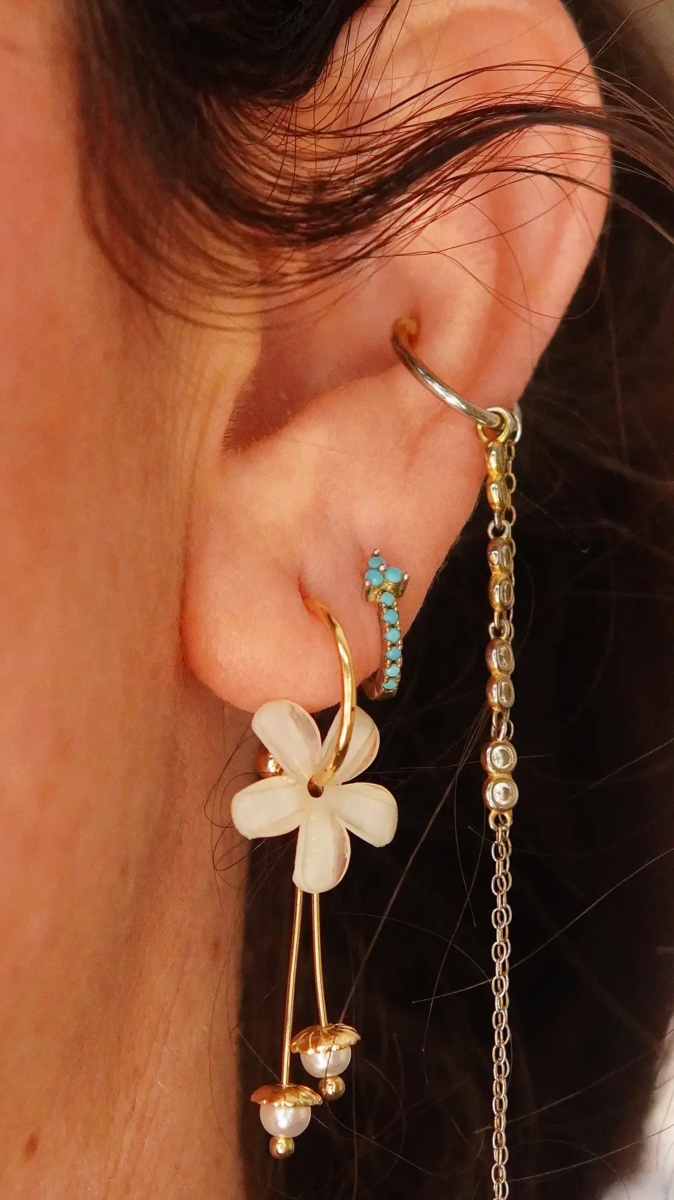 Aros flor coreana blanca bañado en oro  5
