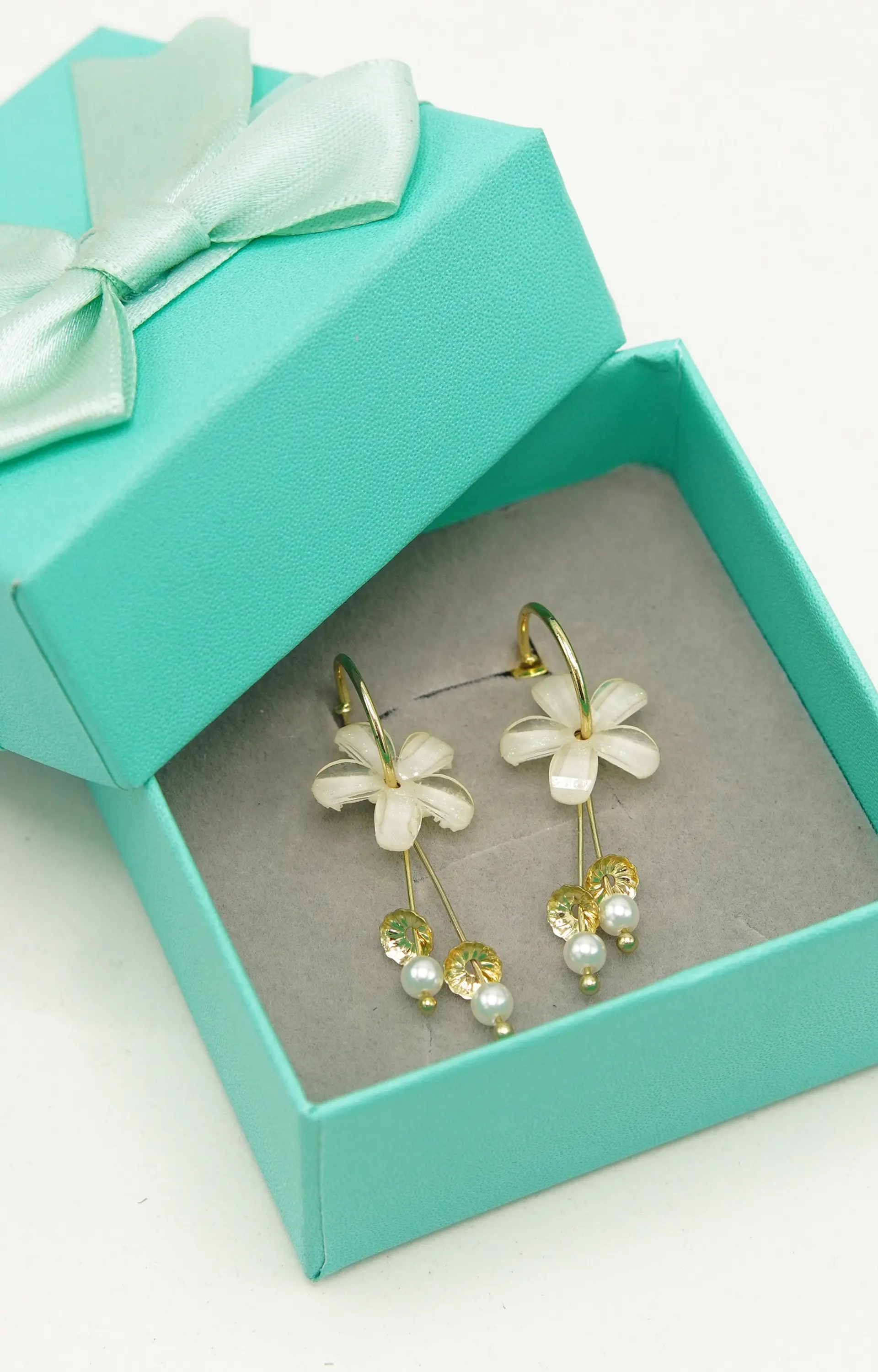 Aros flor coreana blanca bañado en oro  2