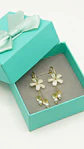Aros flor coreana blanca bañado en oro  - Miniatura 2