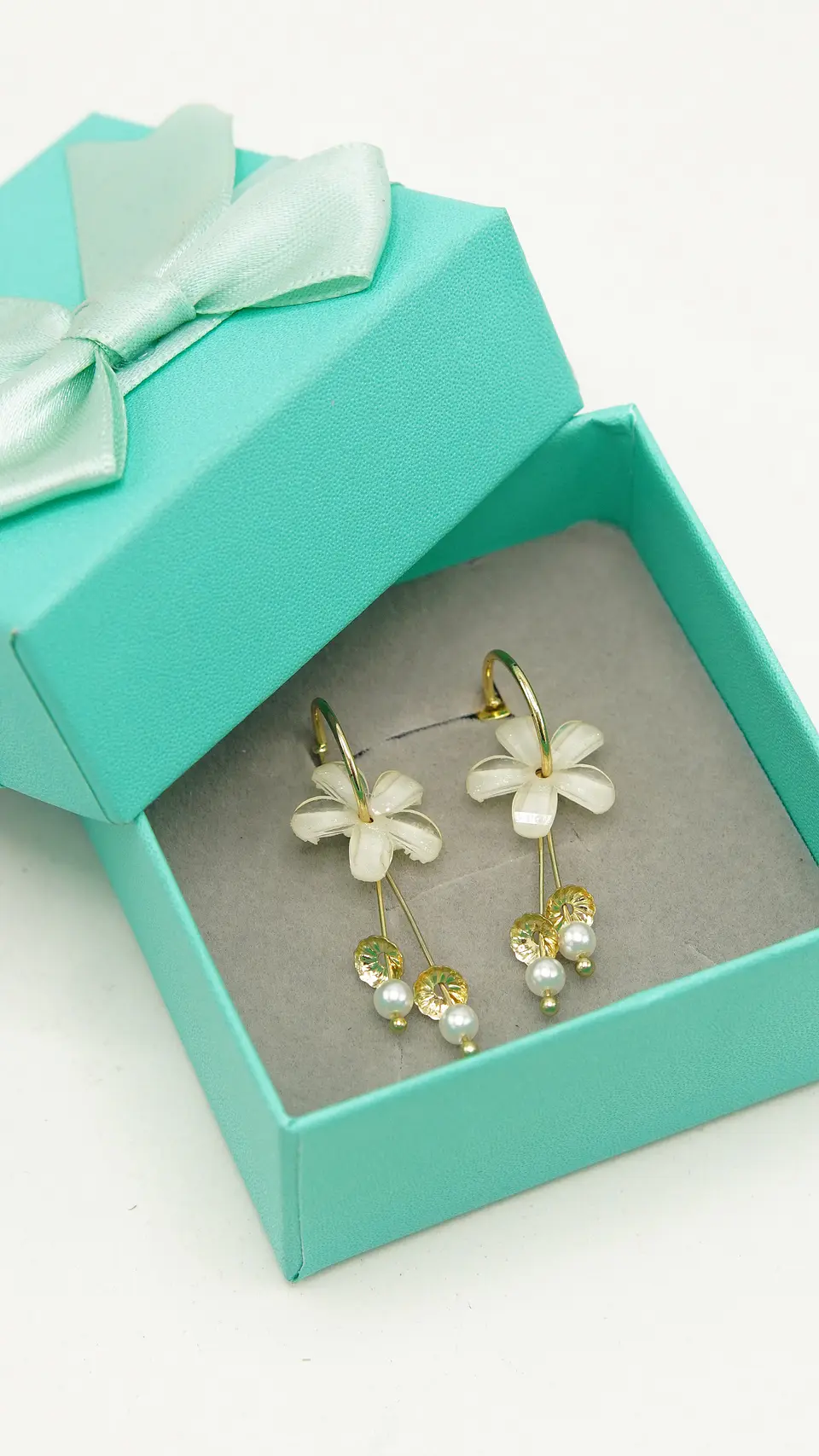 Aros flor coreana blanca bañado en oro  2