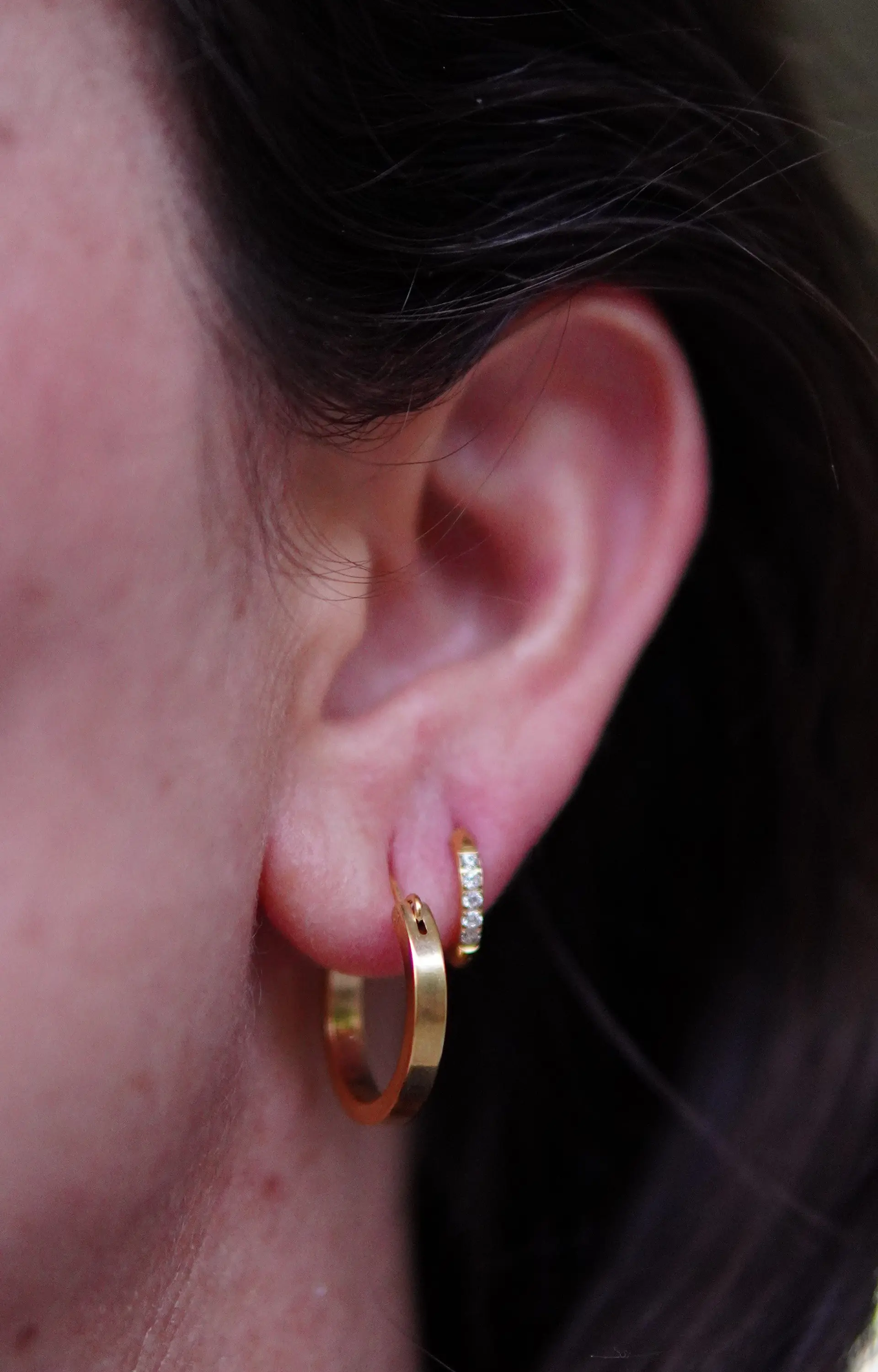 Argollas lisas minimalistas elegantes chapadas en oro 18k 3