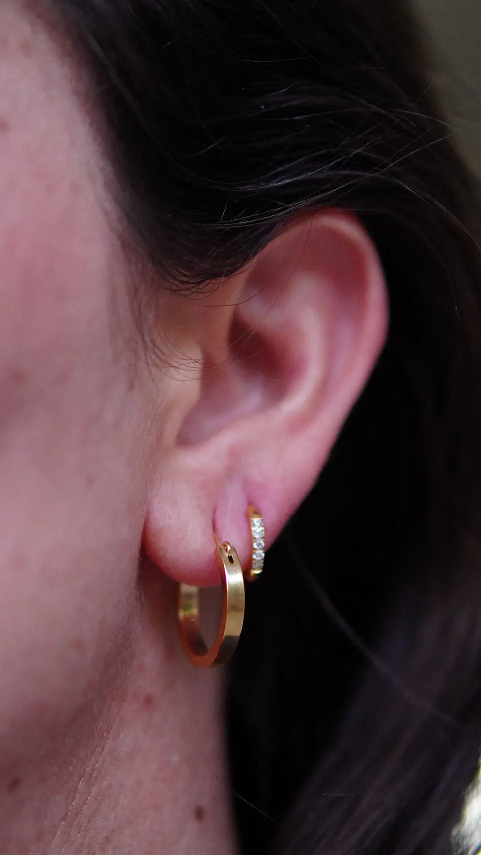Argollas lisas minimalistas elegantes chapadas en oro 18k 3