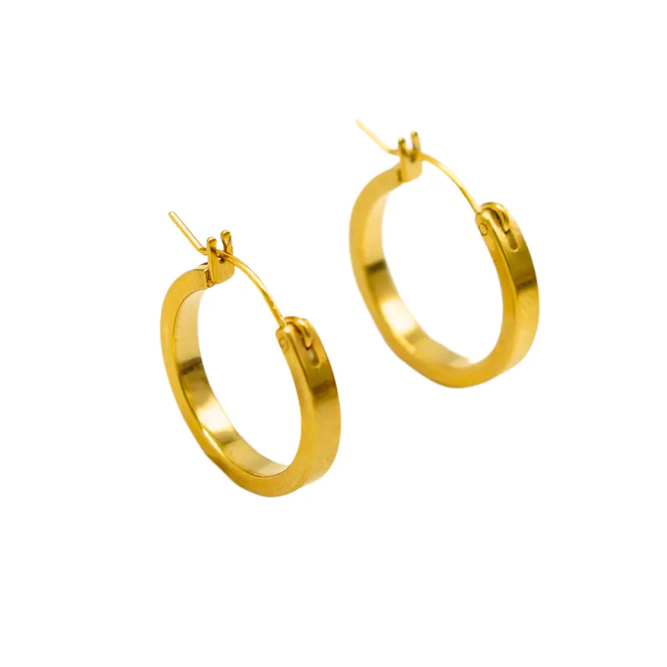 Argollas lisas minimalistas elegantes chapadas en oro 18k 1