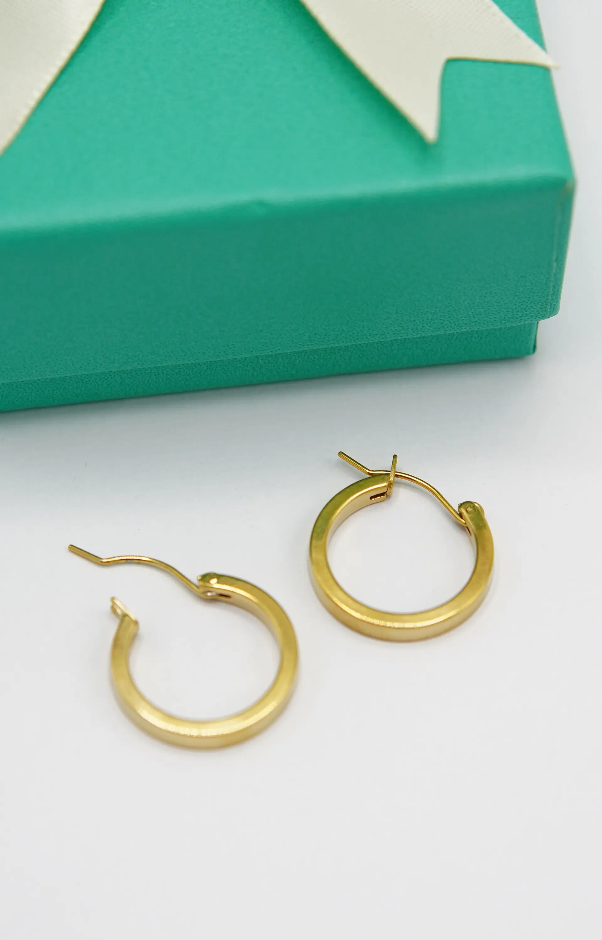 Argollas lisas minimalistas elegantes chapadas en oro 18k 2