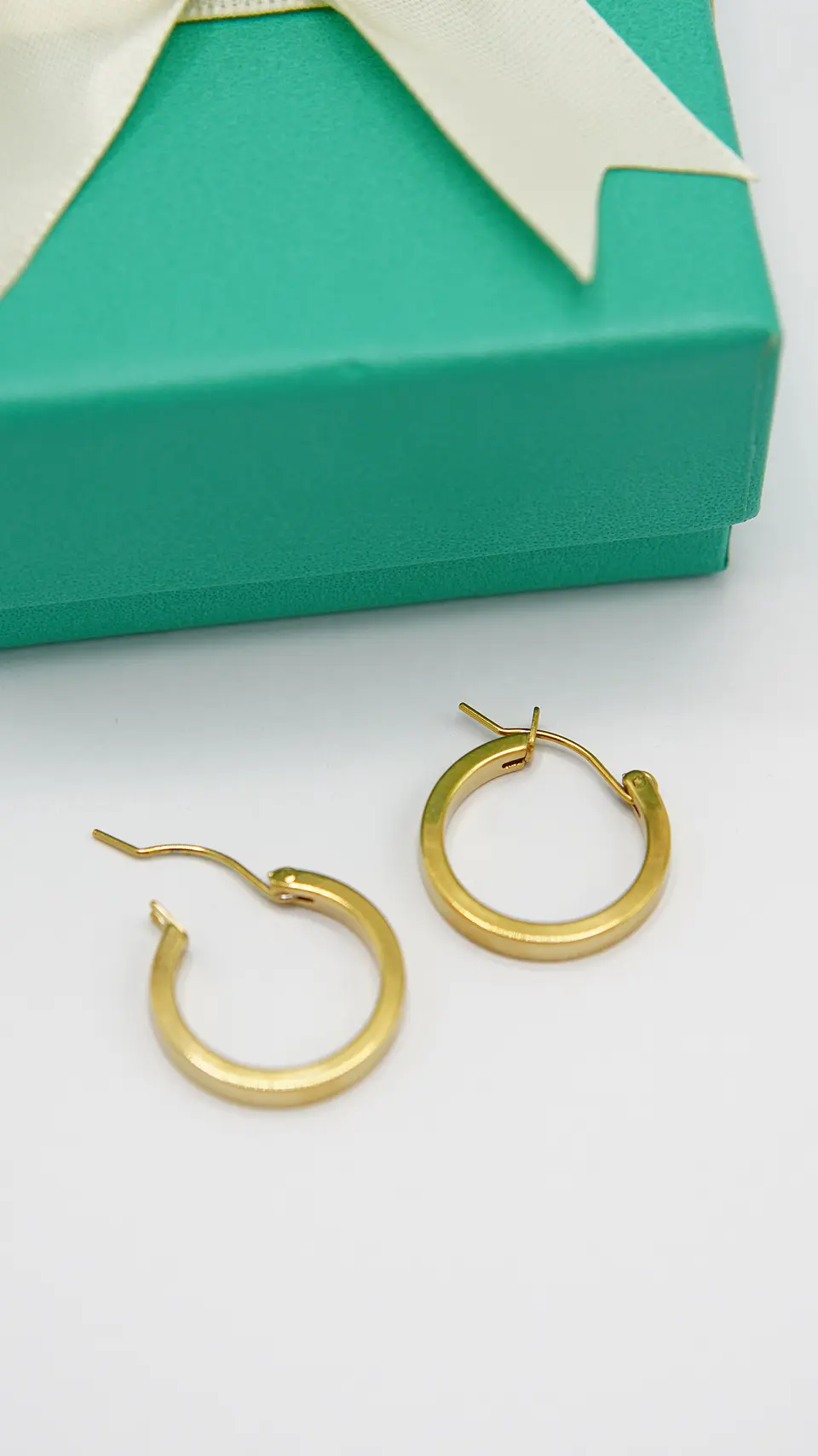 Argollas lisas minimalistas elegantes chapadas en oro 18k 2