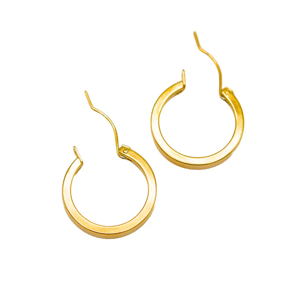 Argollas lisas minimalistas elegantes chapadas en oro 18k 4