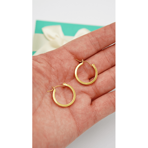 Argollas lisas minimalistas elegantes chapadas en oro 18k 5