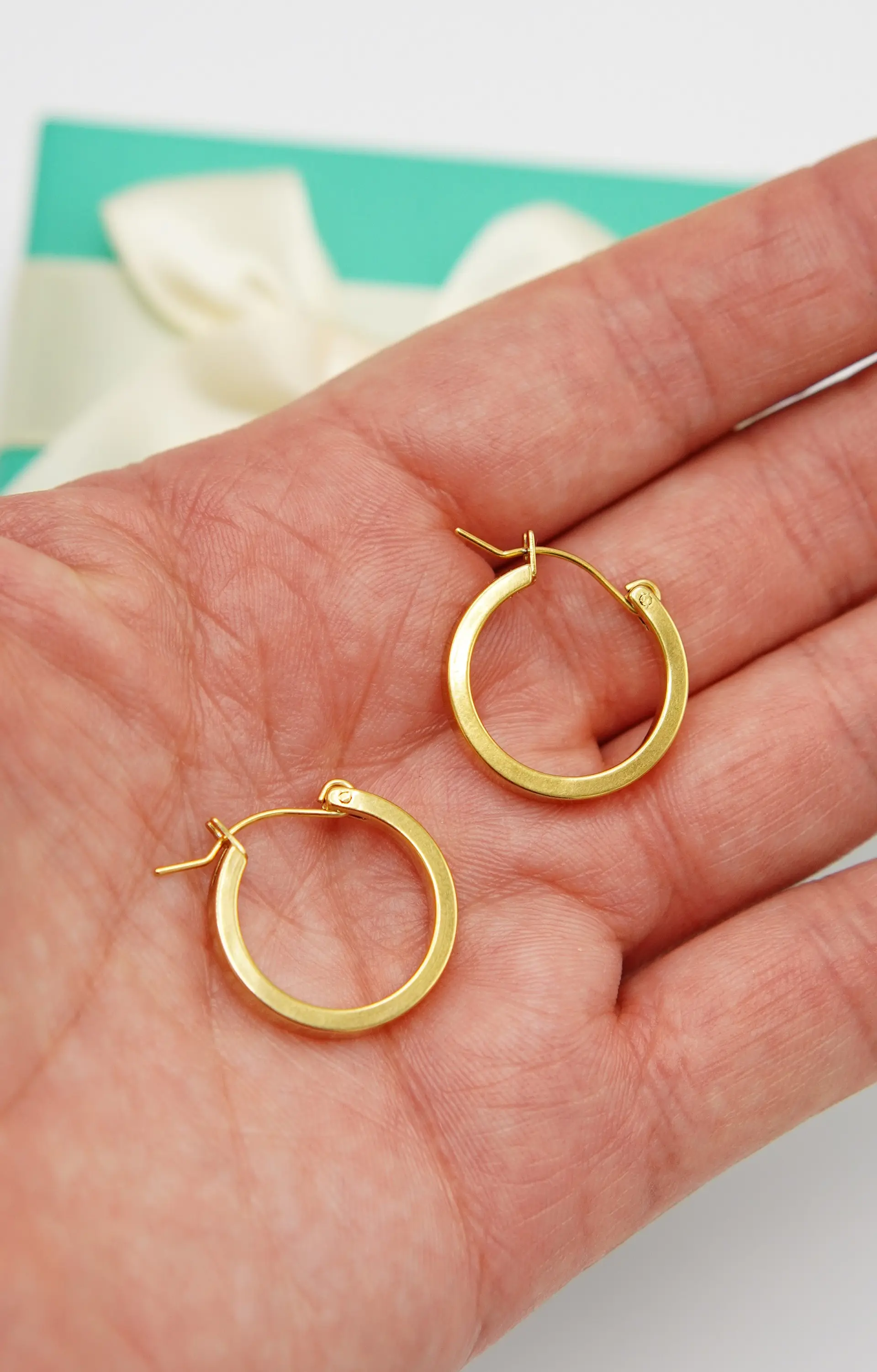 Argollas lisas minimalistas elegantes chapadas en oro 18k 5