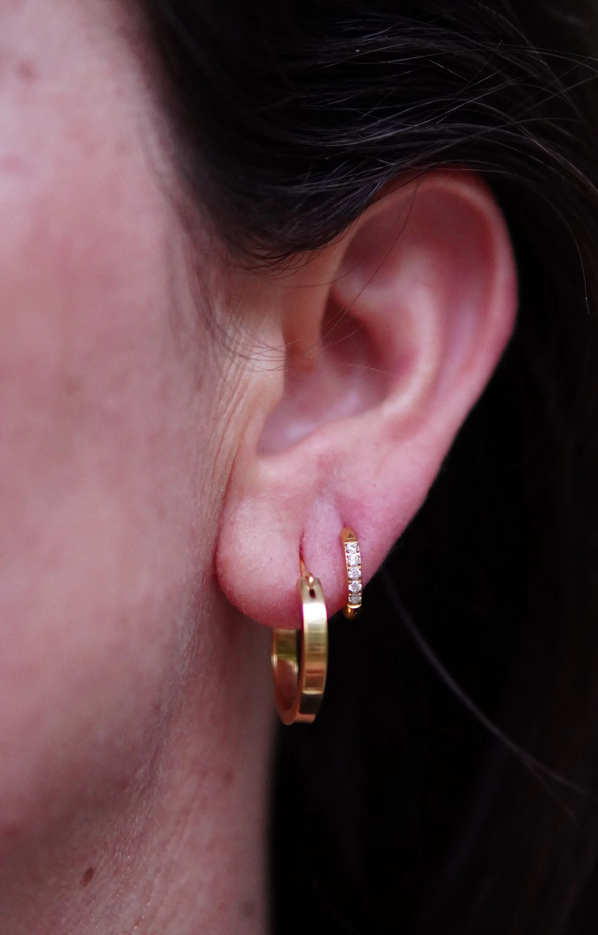 Argollas lisas minimalistas elegantes chapadas en oro 18k 6
