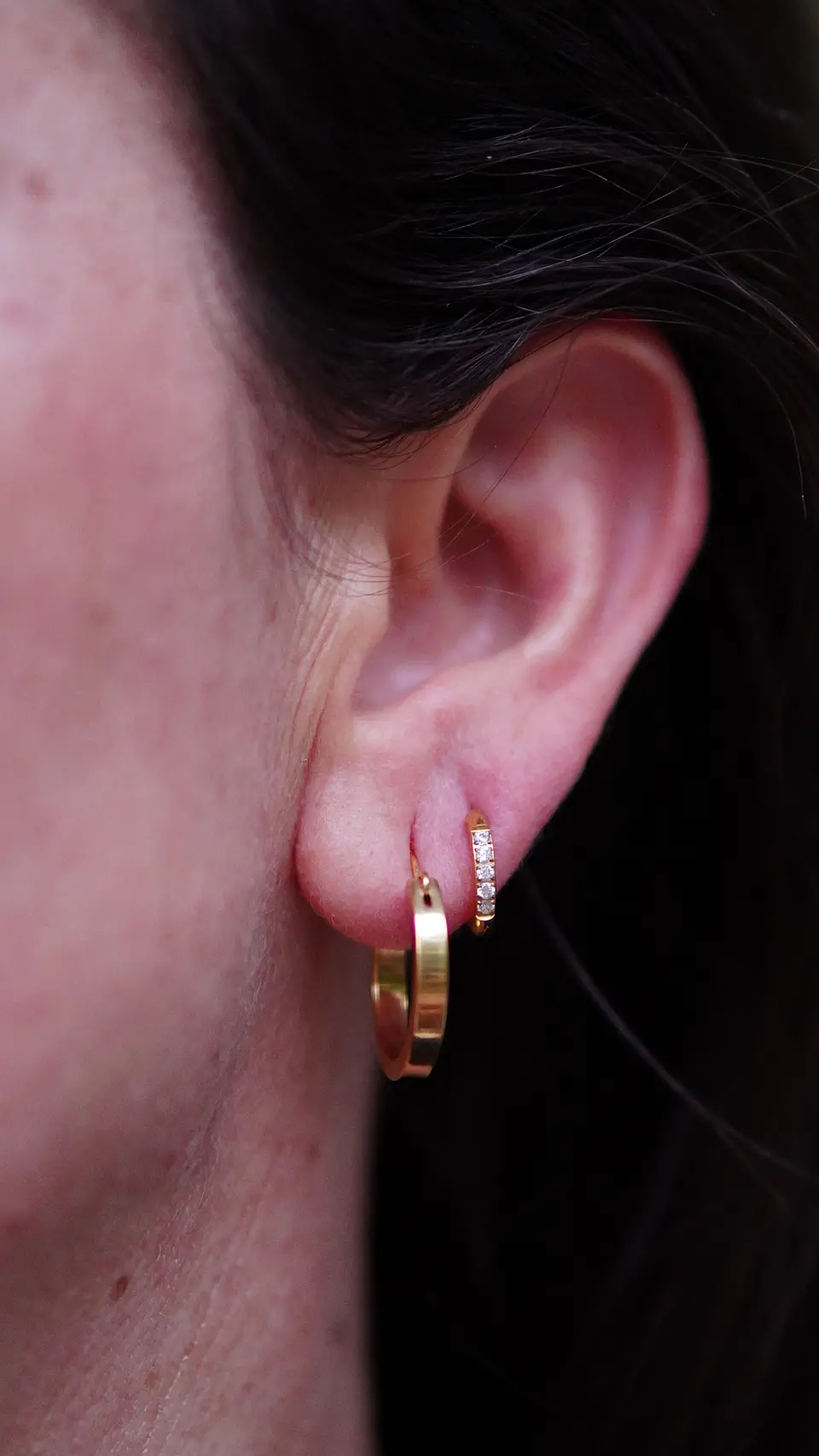 Argollas lisas minimalistas elegantes chapadas en oro 18k 6