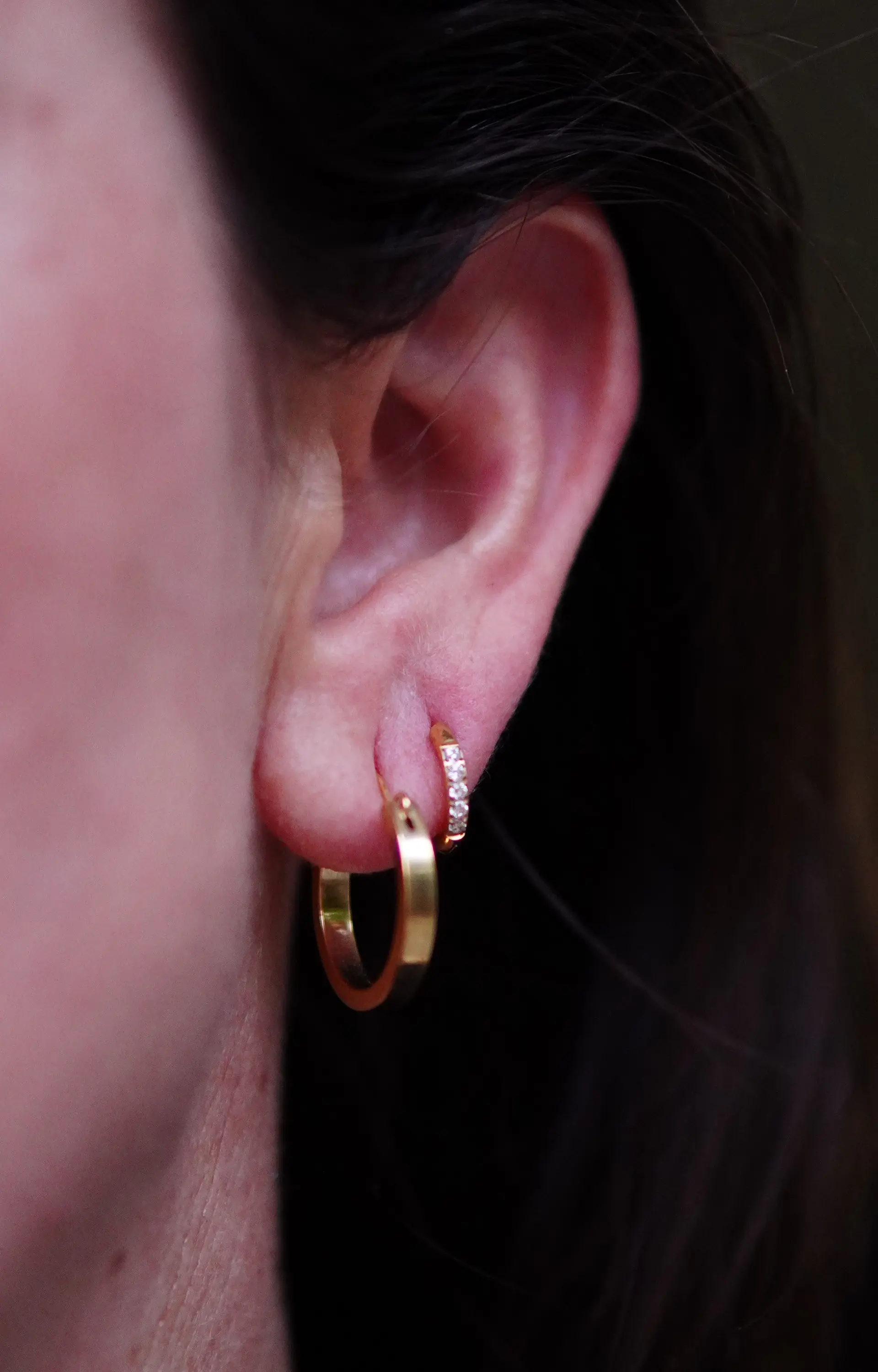 Argollas lisas minimalistas elegantes chapadas en oro 18k 7