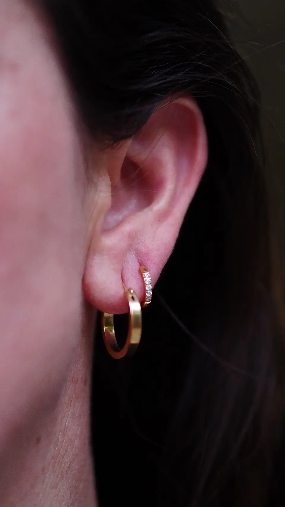 Argollas lisas minimalistas elegantes chapadas en oro 18k 7