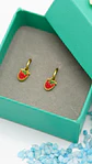 Argollas huggies frutillas fresitas Chapada En Oro 18k - Miniatura 2
