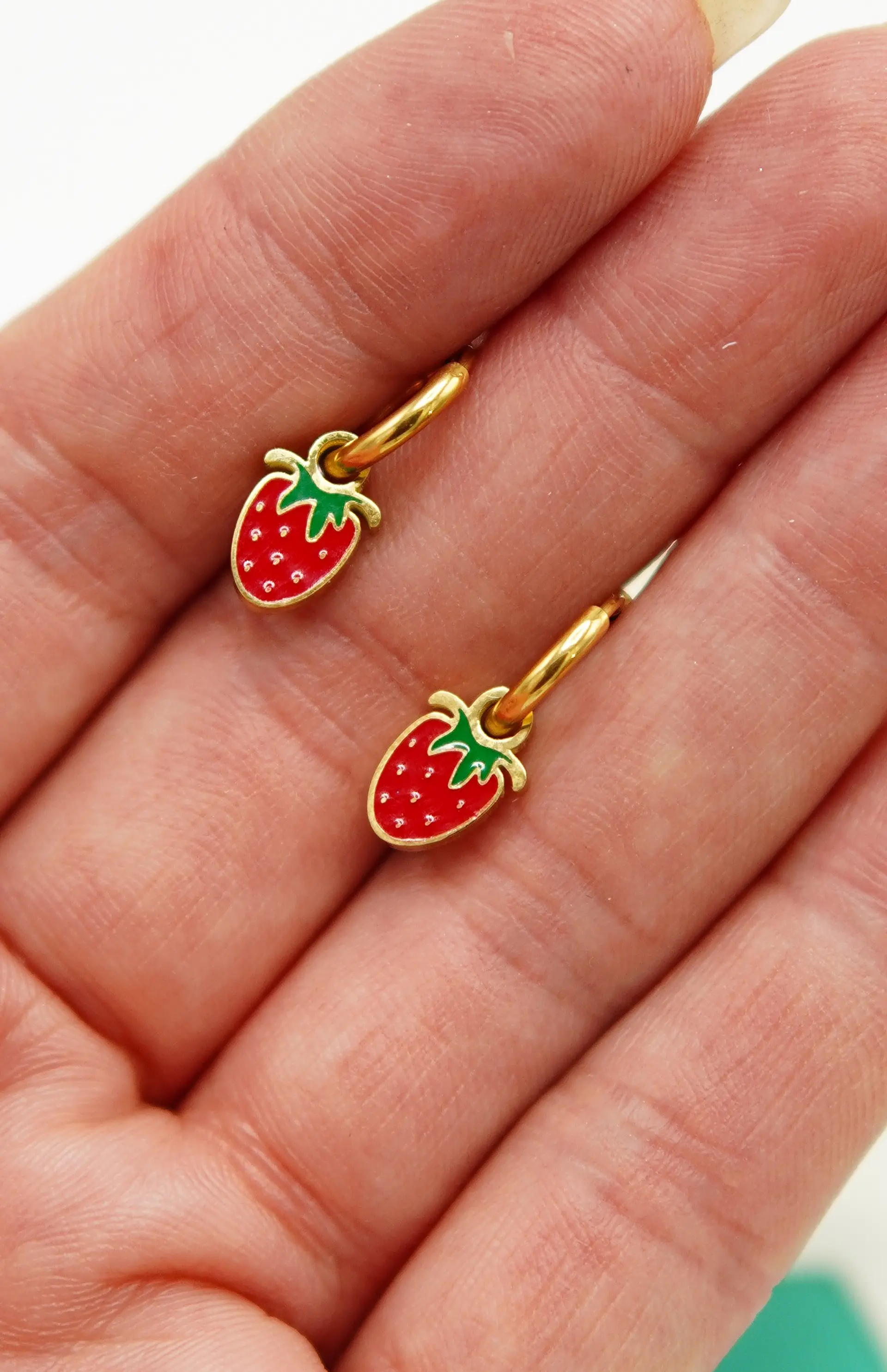 Argollas huggies frutillas fresitas Chapada En Oro 18k 6