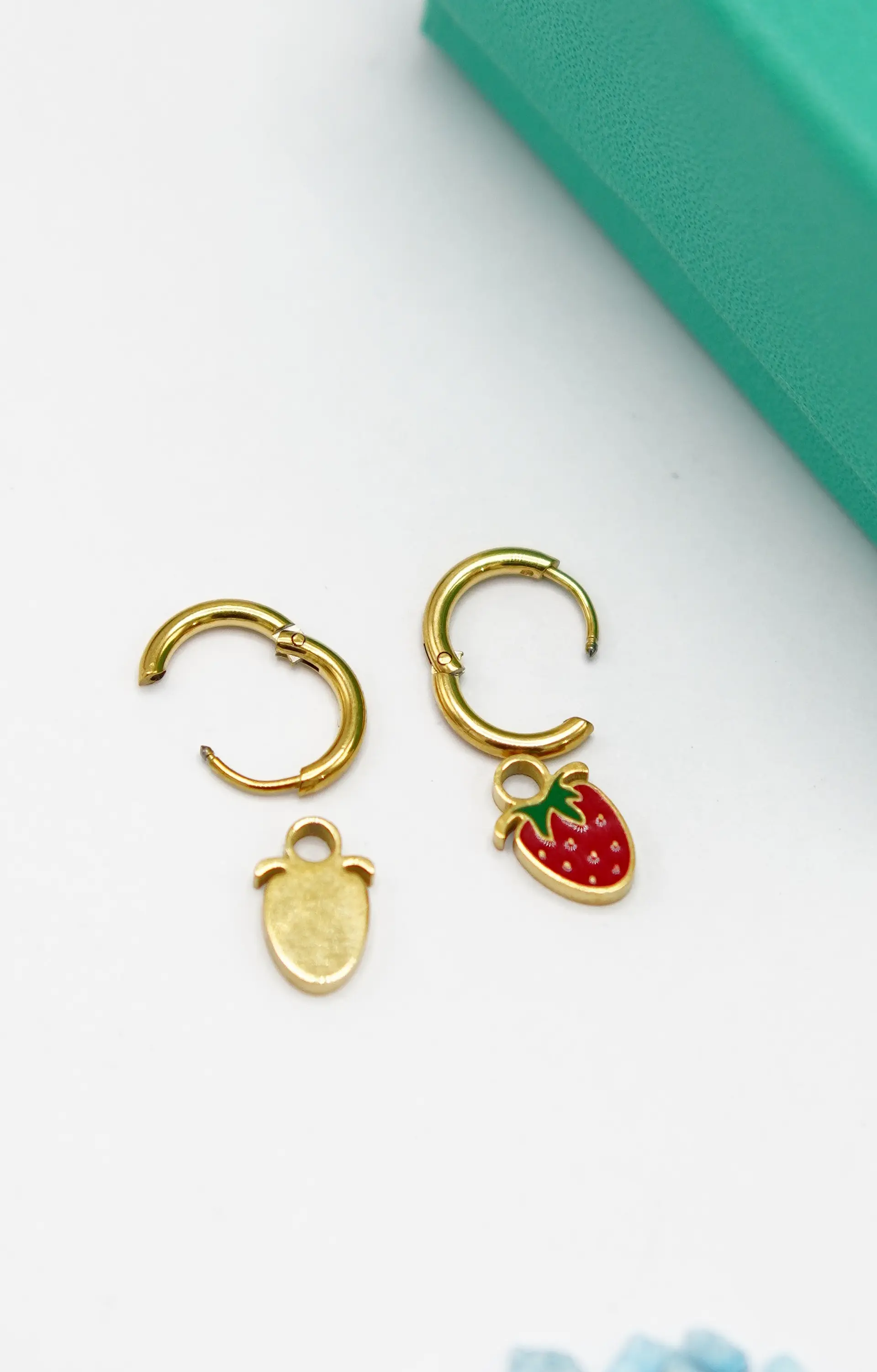 Argollas huggies frutillas fresitas Chapada En Oro 18k 8