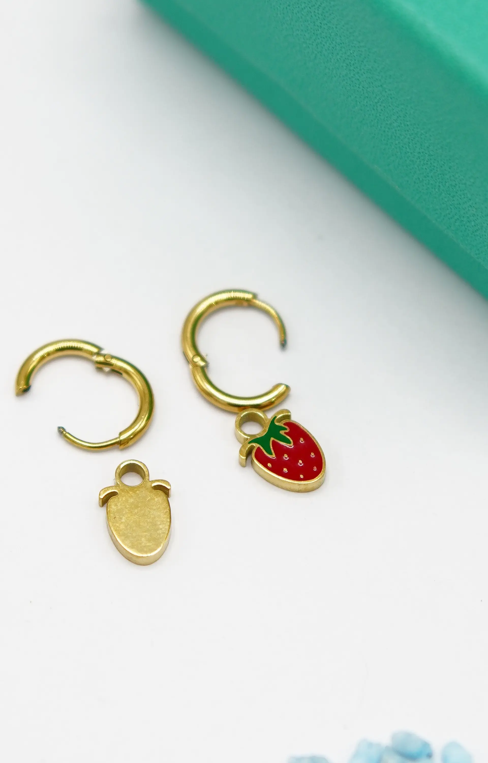 Argollas huggies frutillas fresitas Chapada En Oro 18k 10