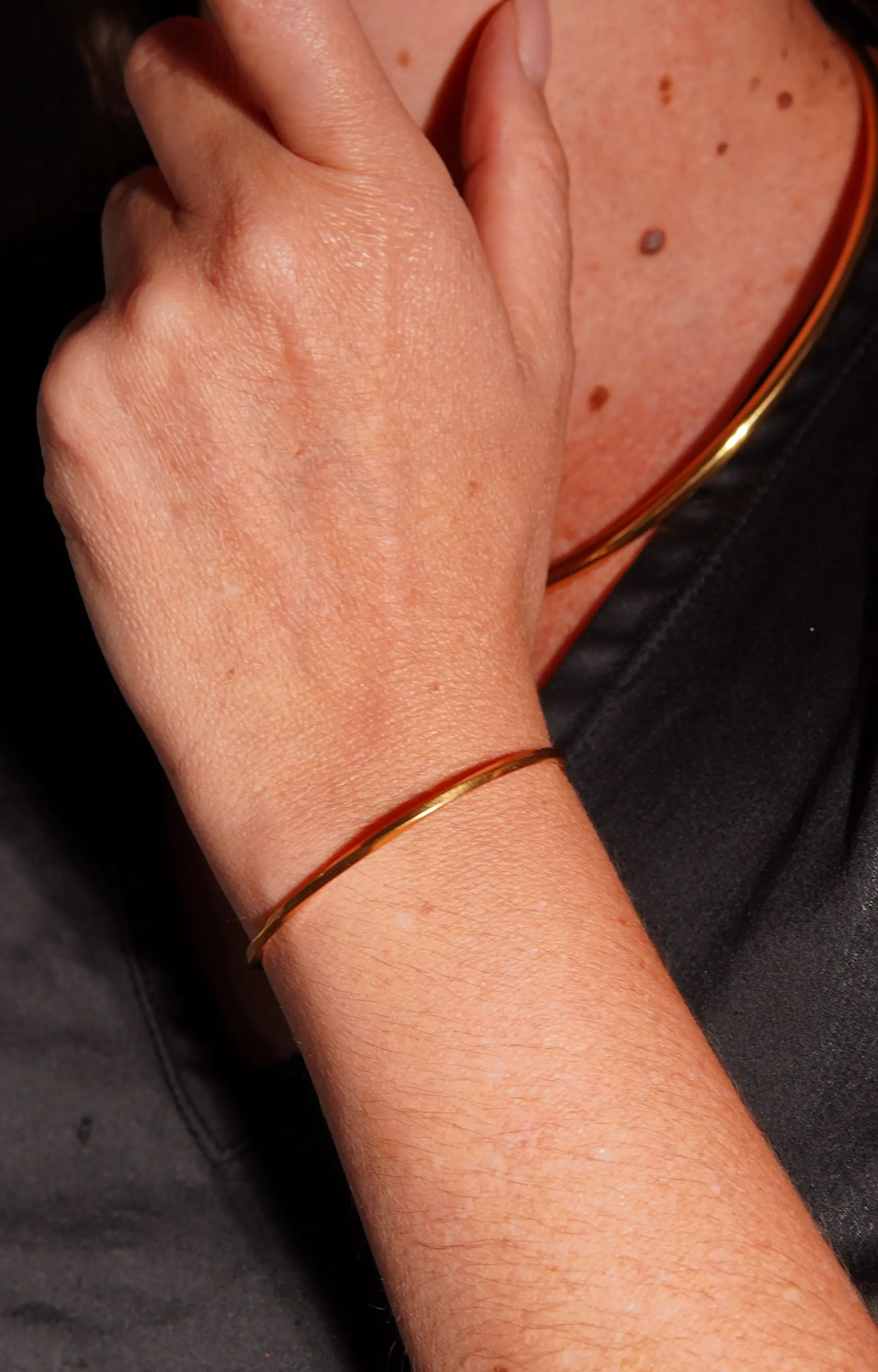 Pulsera rigida florencia ajustable chapada en oro 18k  3