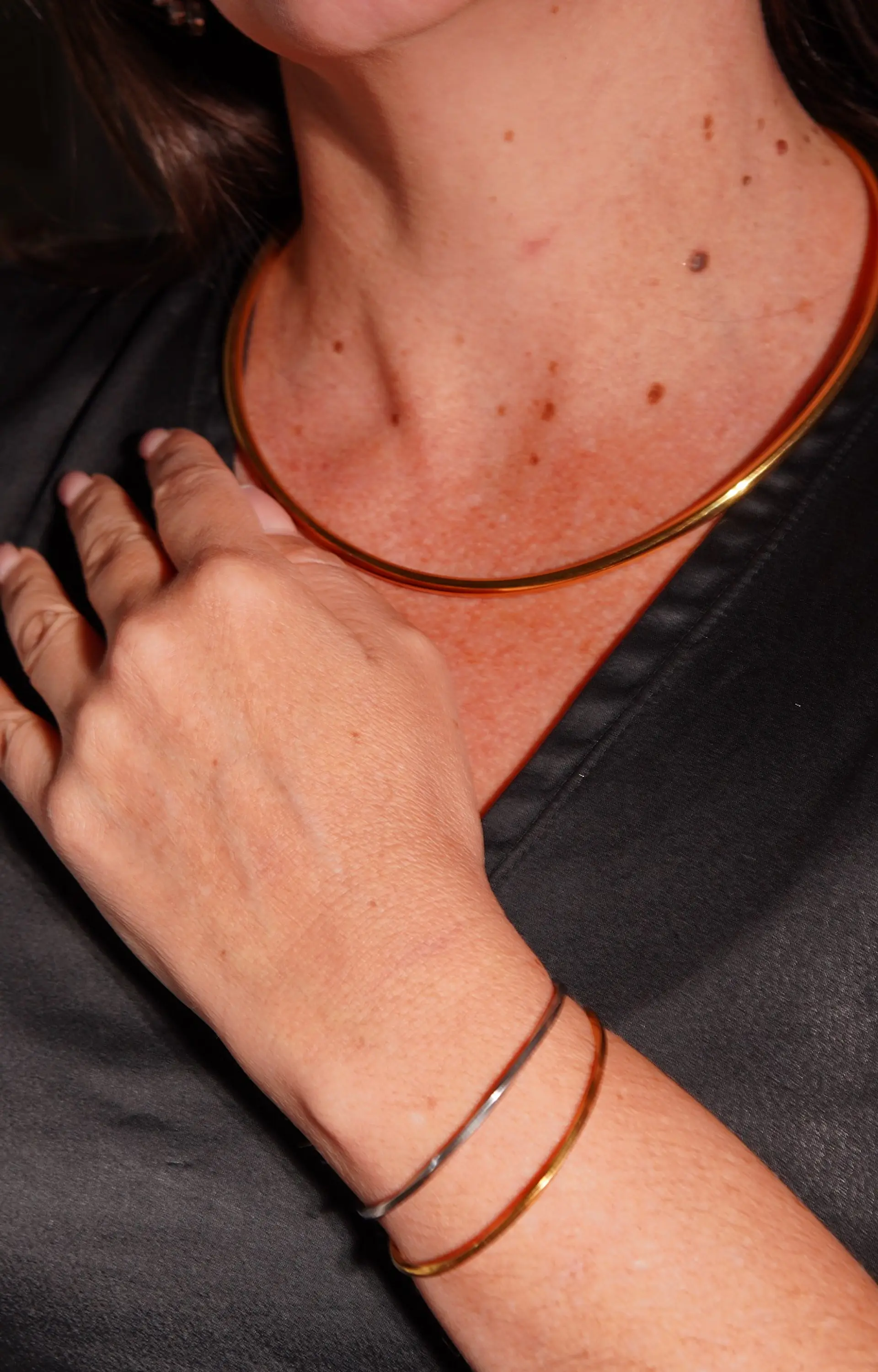 Pulsera rigida florencia ajustable chapada en oro 18k  12
