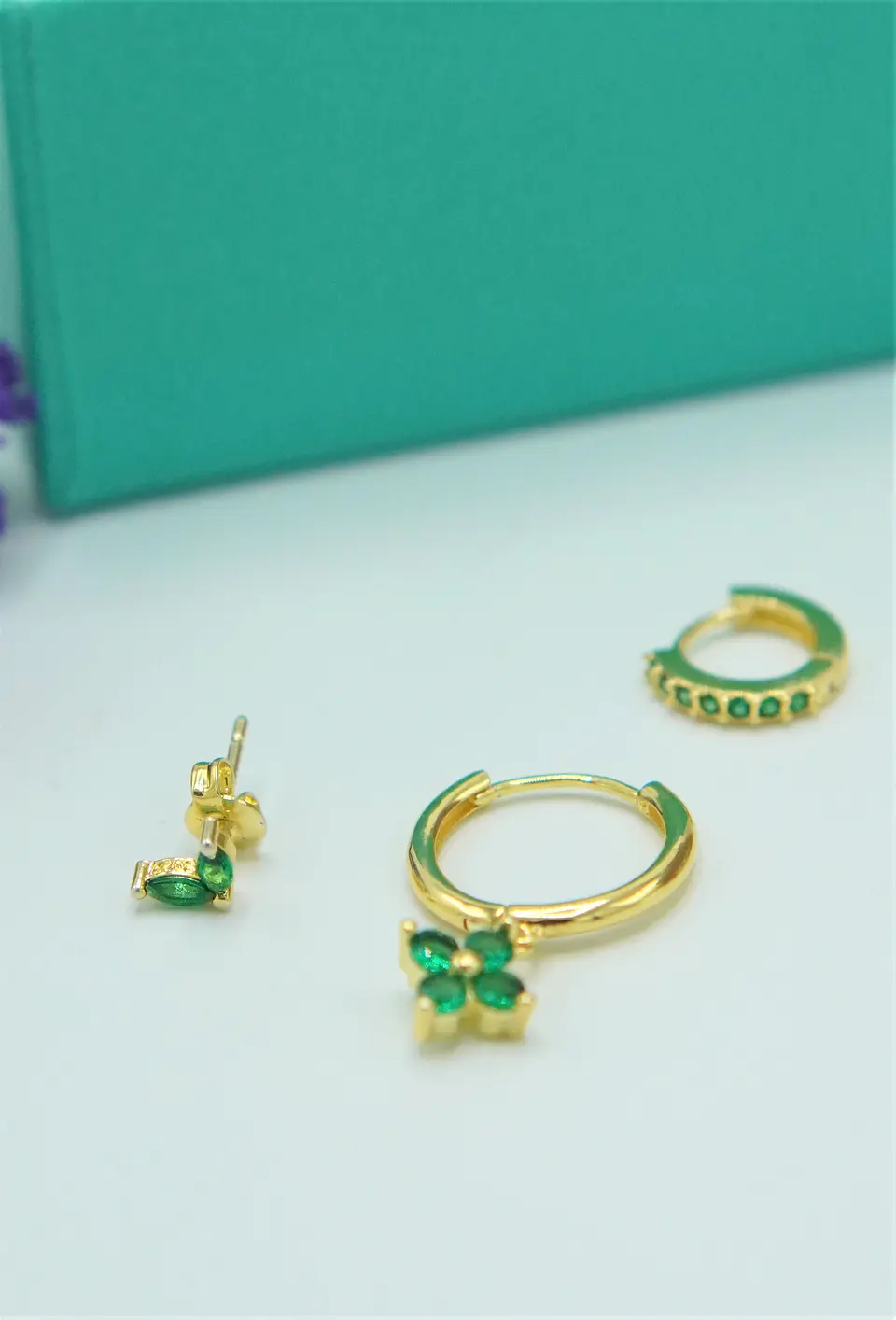 Pack de aros Antonia zirconia verde chapados en oro 18k  8