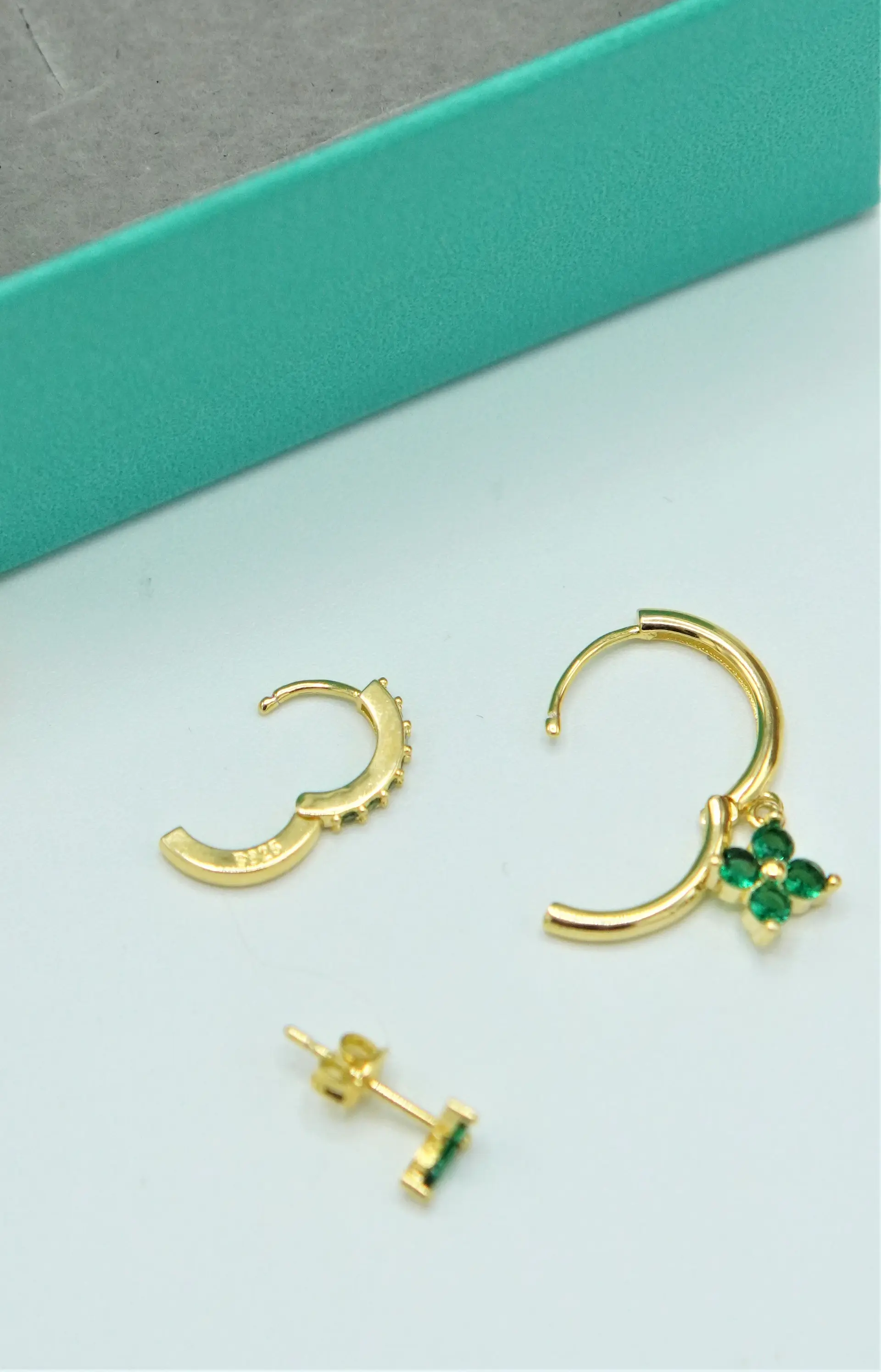 Pack de aros Antonia zirconia verde chapados en oro 18k  9