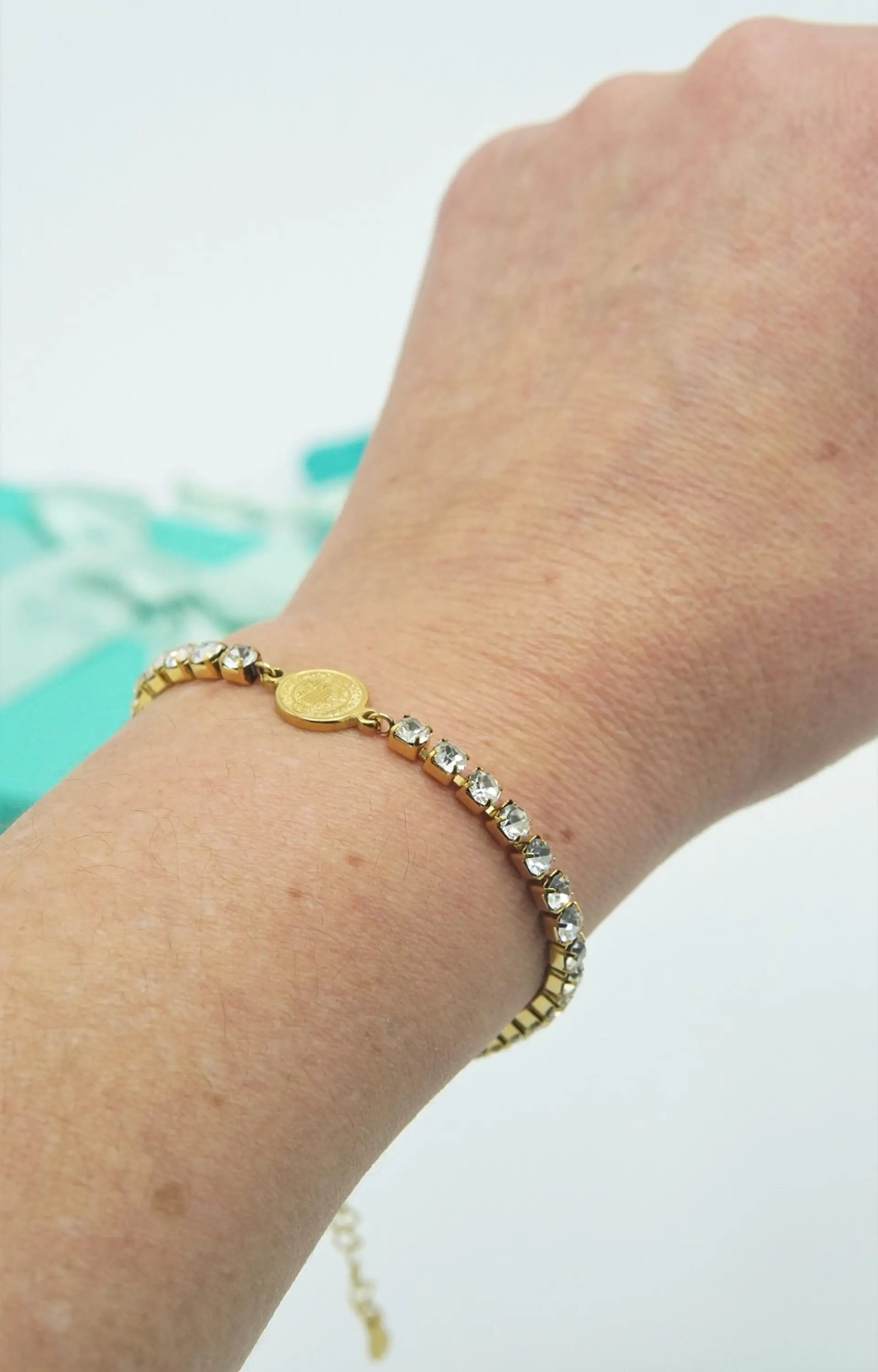 Pulsera San benito ajustable con zirconias chapada en oro 18k 3