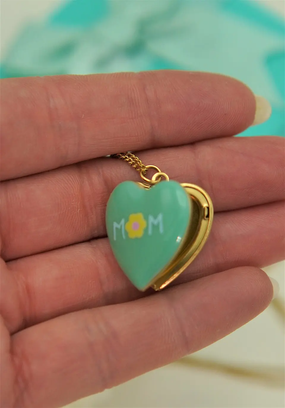 Relicario corazon MAMA turquesa chapado en oro 18k 5