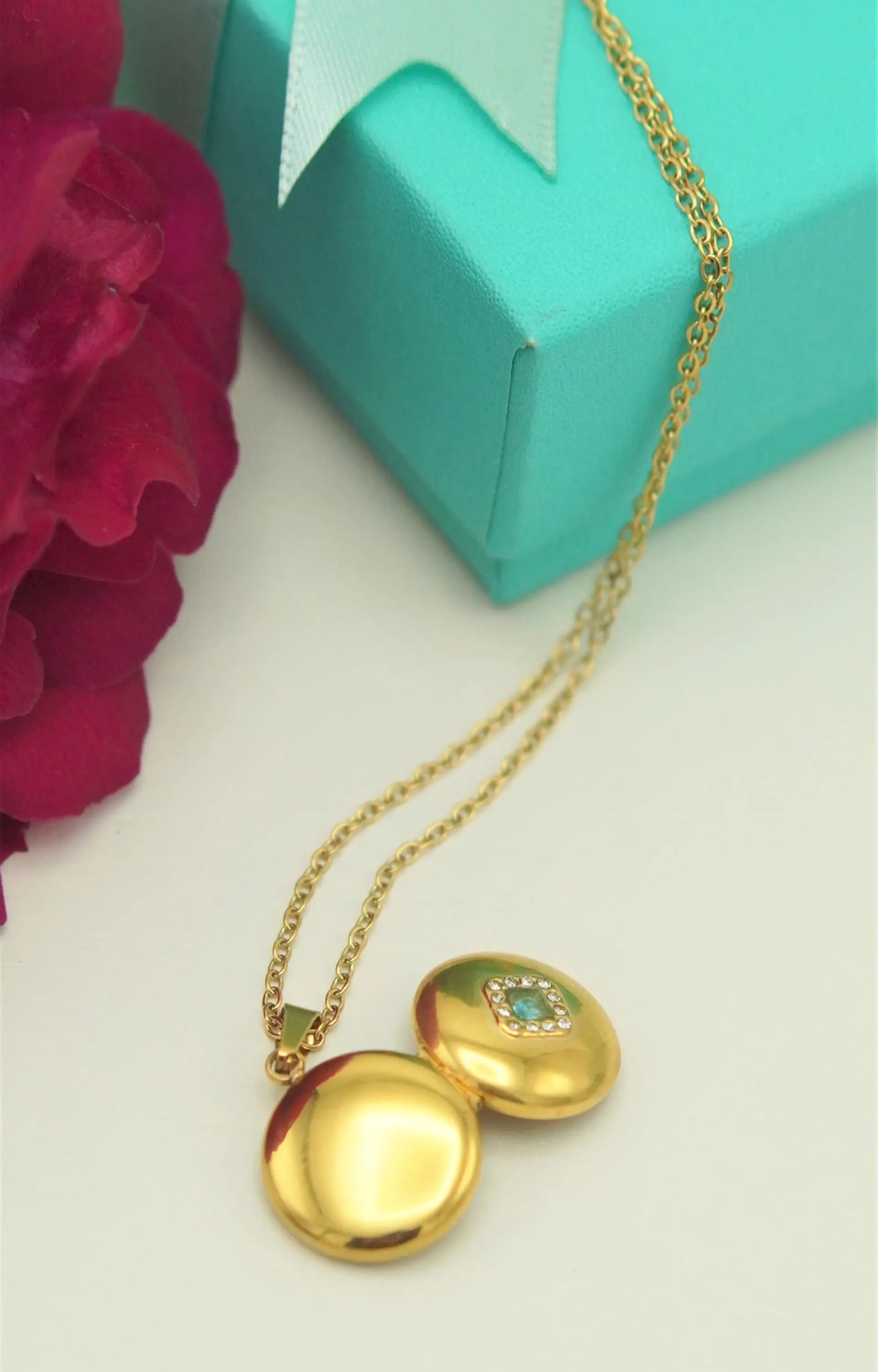 Relicario Alicia cierre magnetico zirconia verde chapado en oro 18k 2