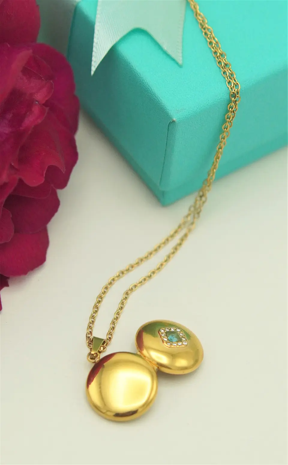 Relicario Alicia cierre magnetico zirconia verde chapado en oro 18k 2
