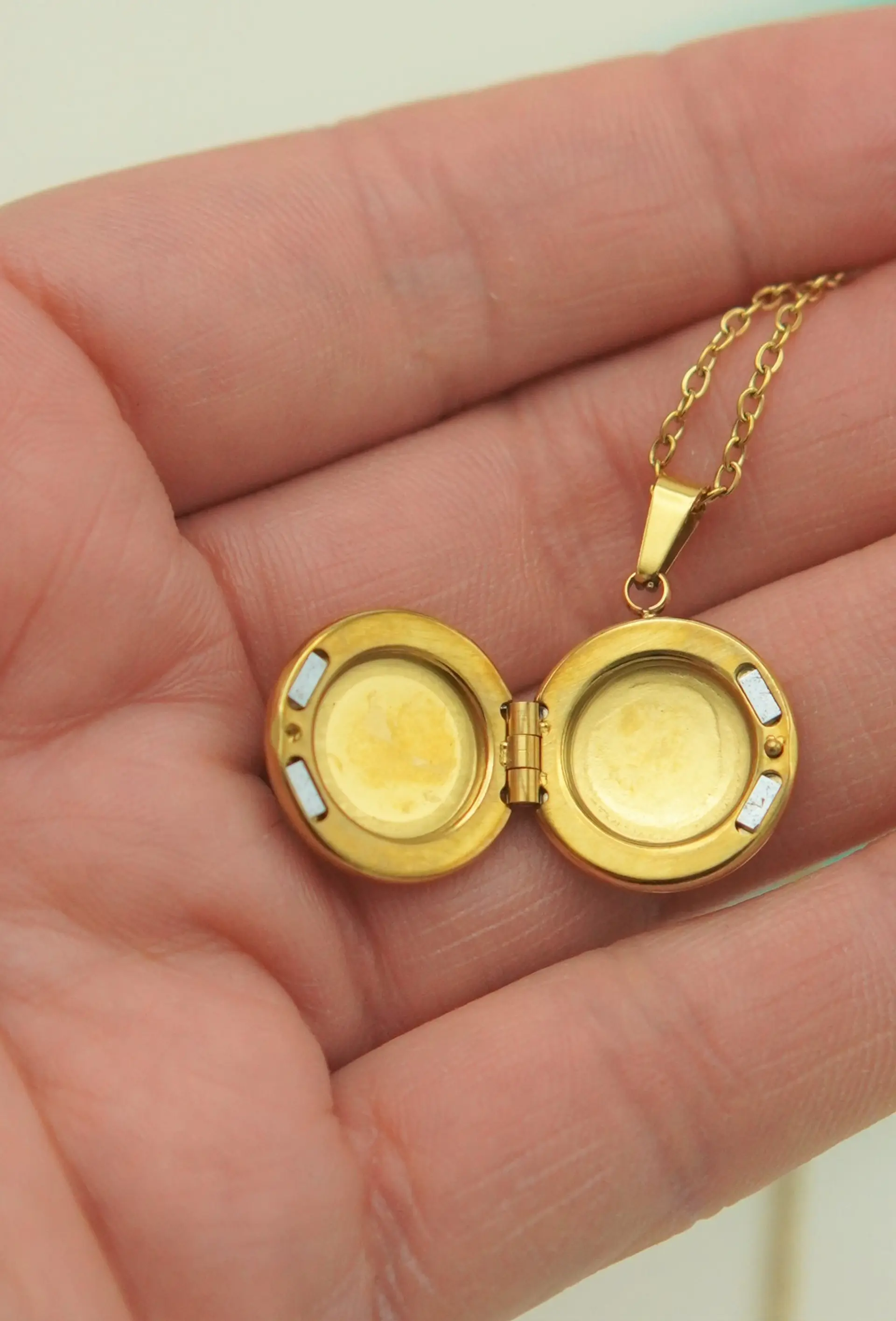 Relicario Alicia cierre magnetico zirconia verde chapado en oro 18k 6