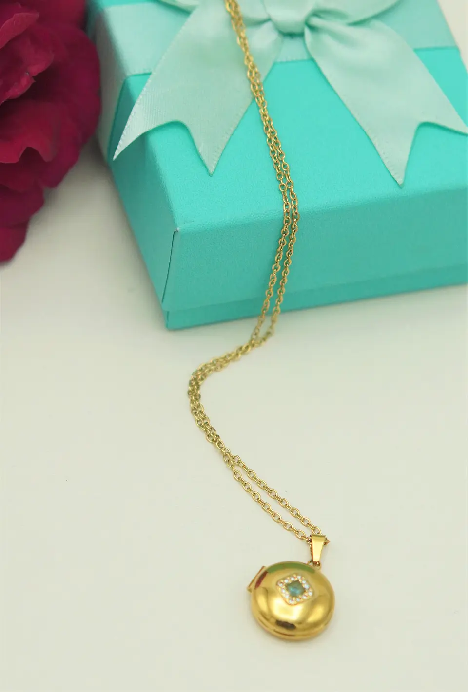 Relicario Alicia cierre magnetico zirconia verde chapado en oro 18k 10