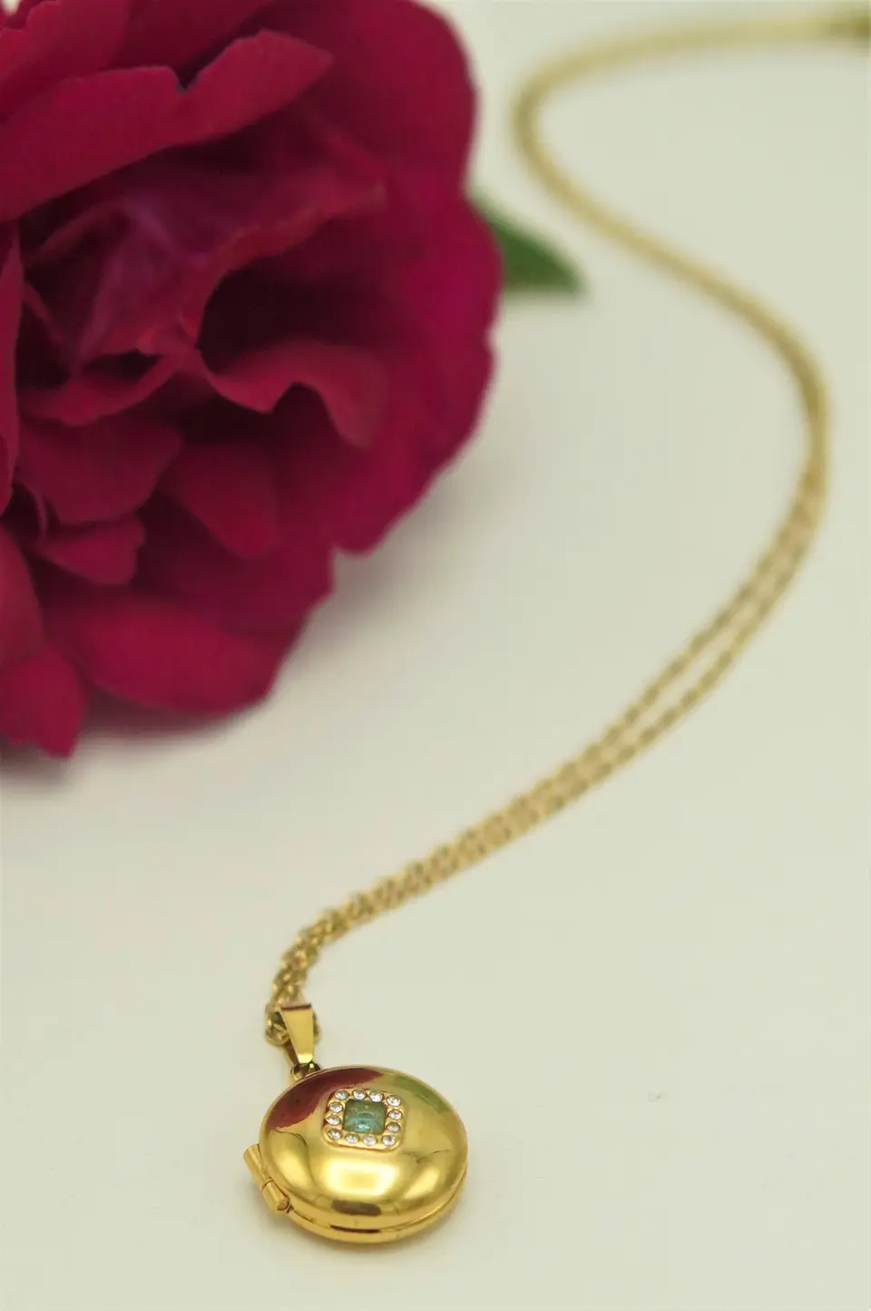 Relicario Alicia cierre magnetico zirconia verde chapado en oro 18k 11