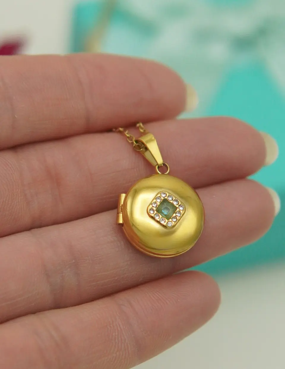 Relicario Alicia cierre magnetico zirconia verde chapado en oro 18k 12