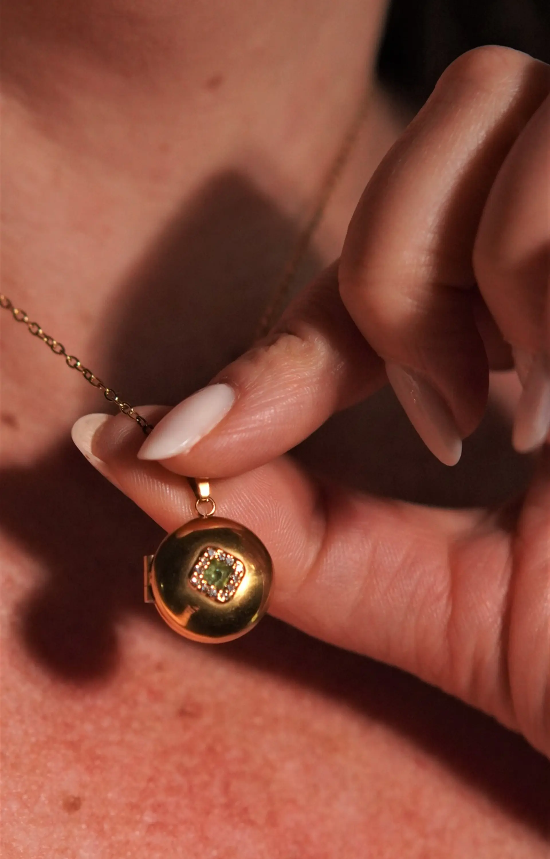 Relicario Alicia cierre magnetico zirconia verde chapado en oro 18k 8