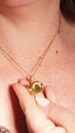 Relicario Alicia cierre magnetico zirconia verde chapado en oro 18k - Miniatura 5