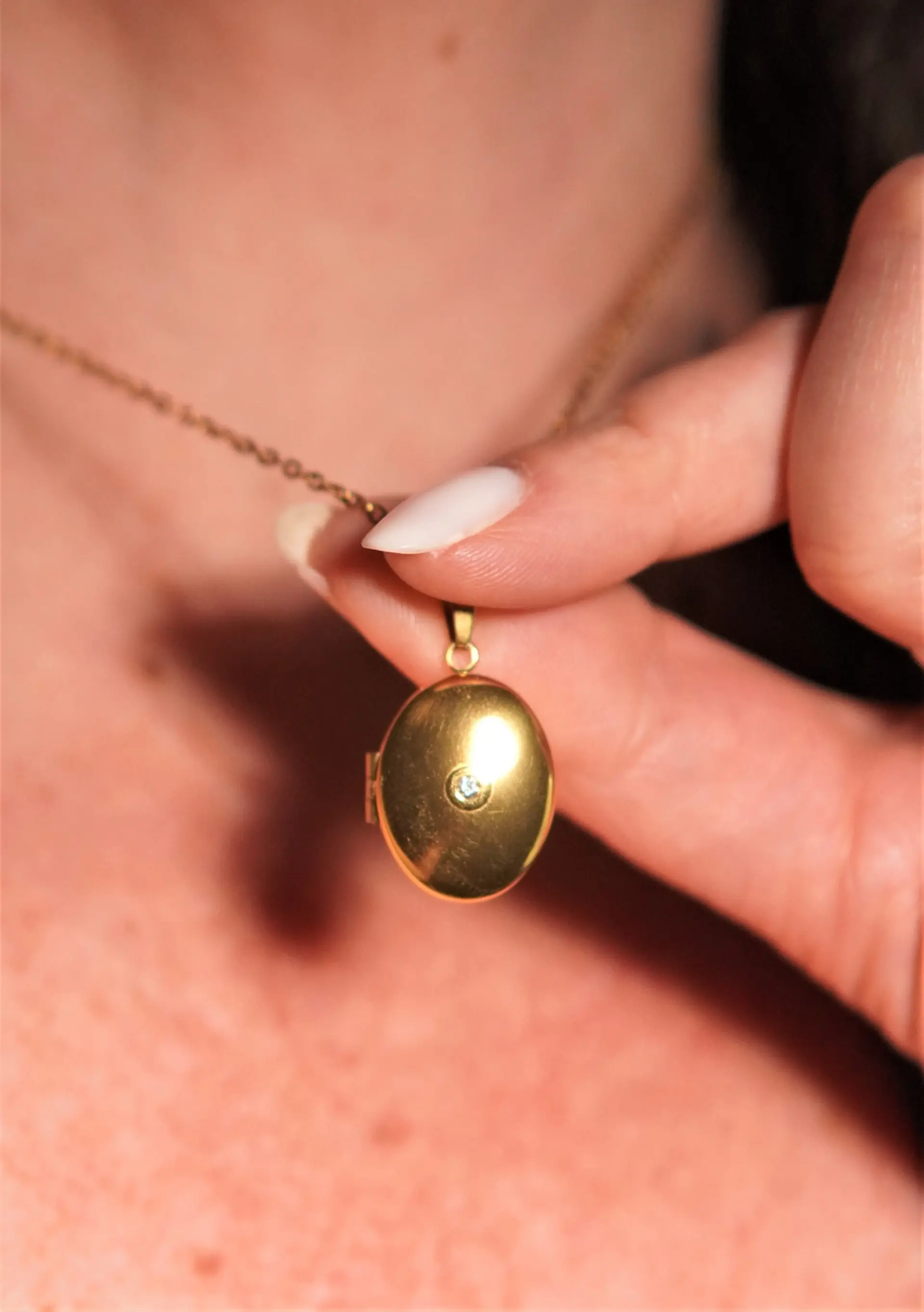 Relicario Dalia magnetico punto de luz chapado en oro 18k 8