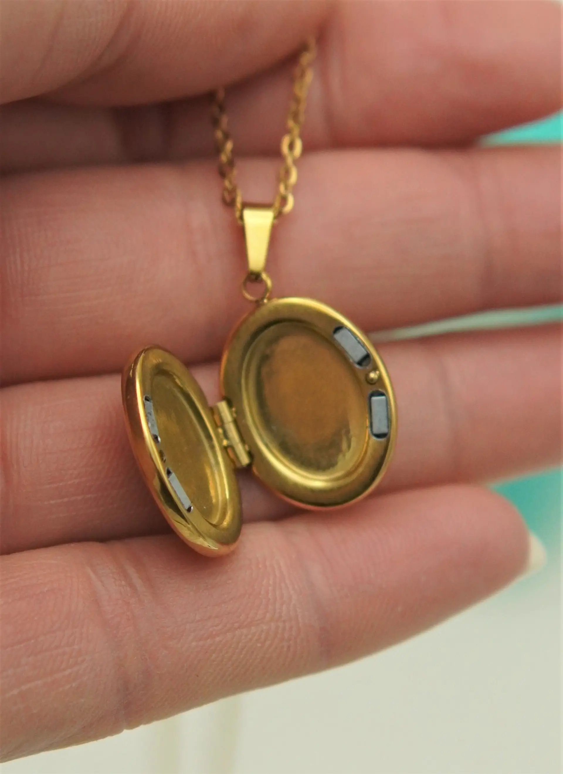 Relicario Dalia magnetico punto de luz chapado en oro 18k 5