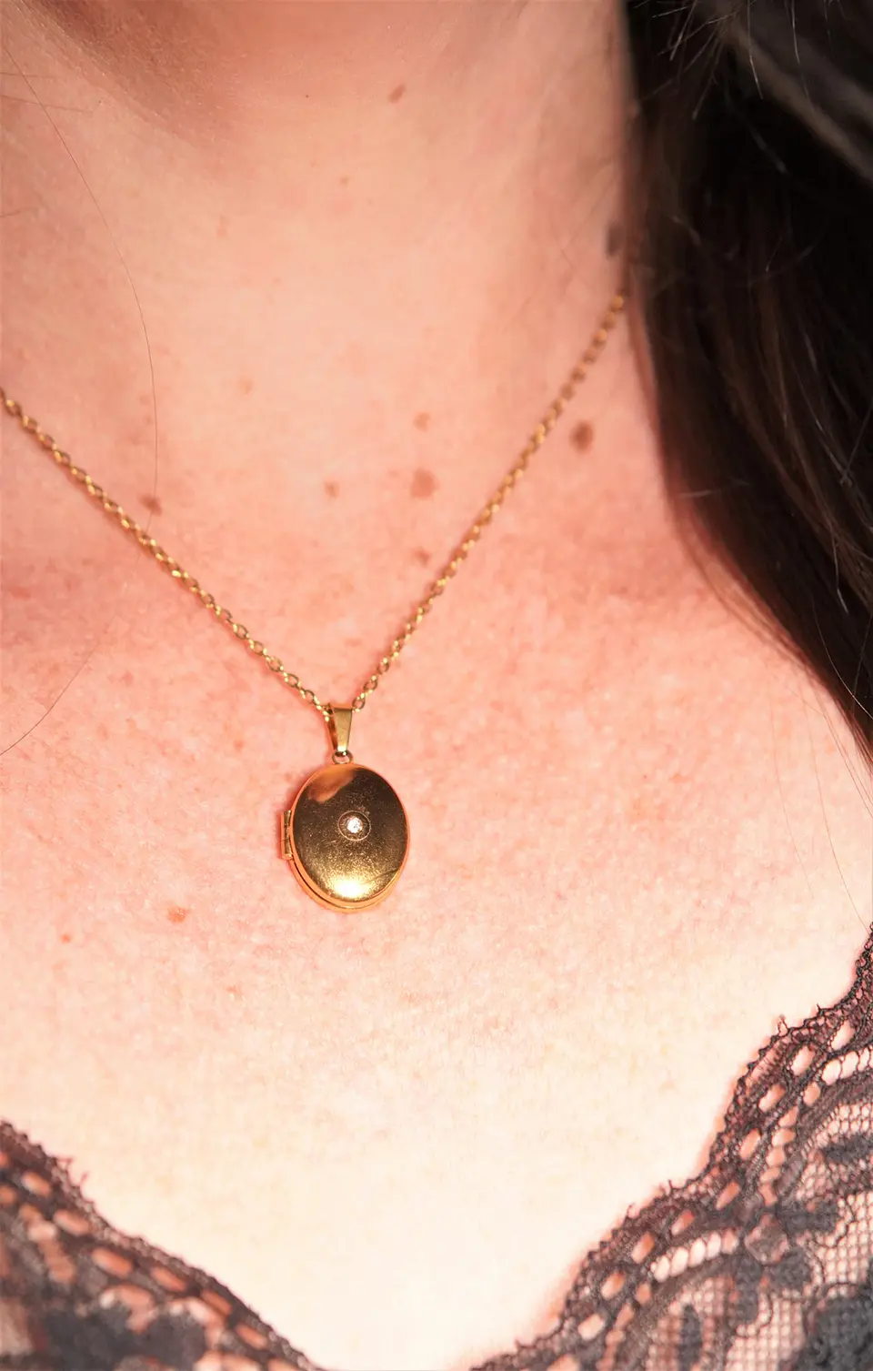 Relicario Dalia magnetico punto de luz chapado en oro 18k 3