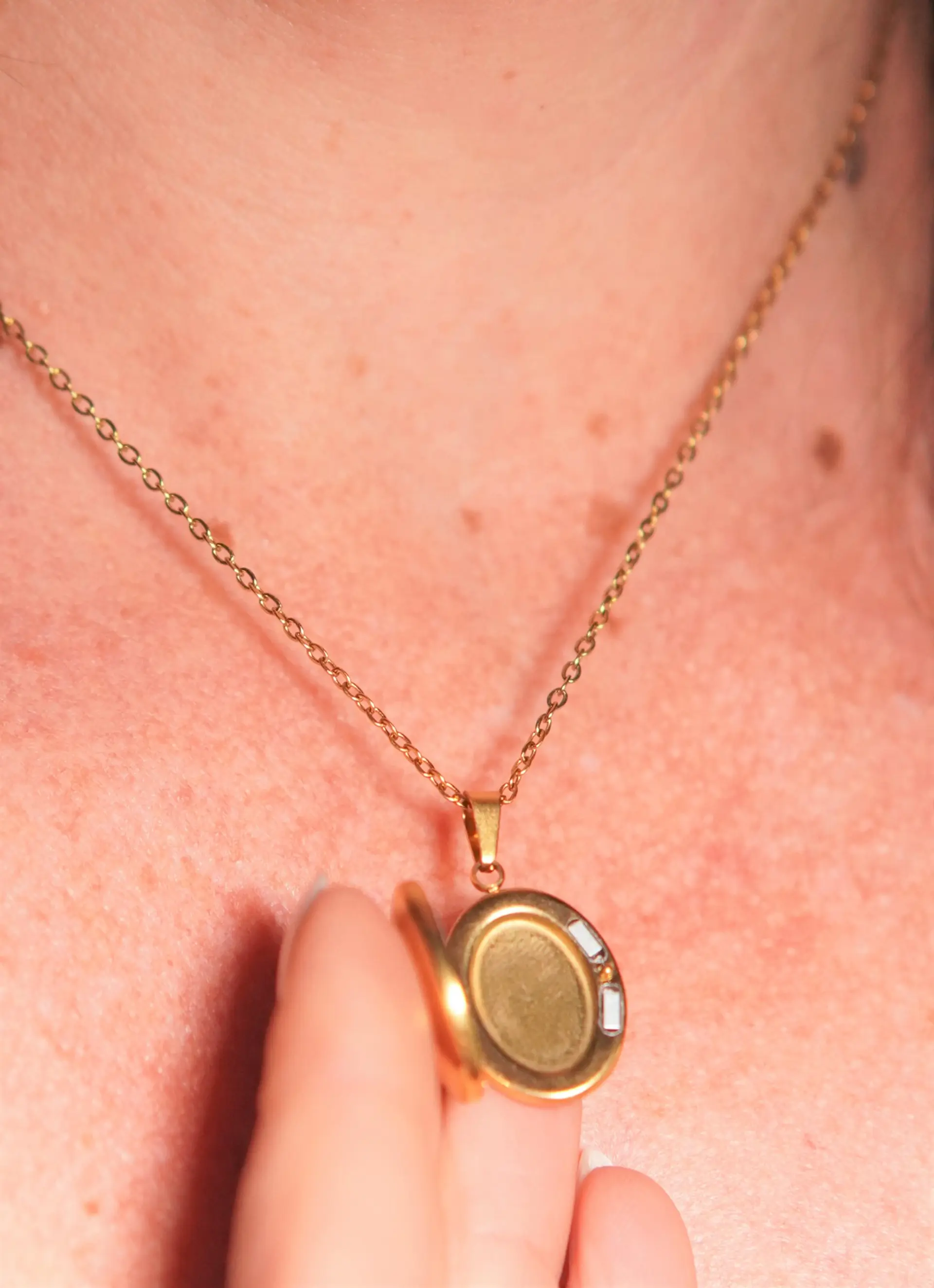 Relicario Dalia magnetico punto de luz chapado en oro 18k 6