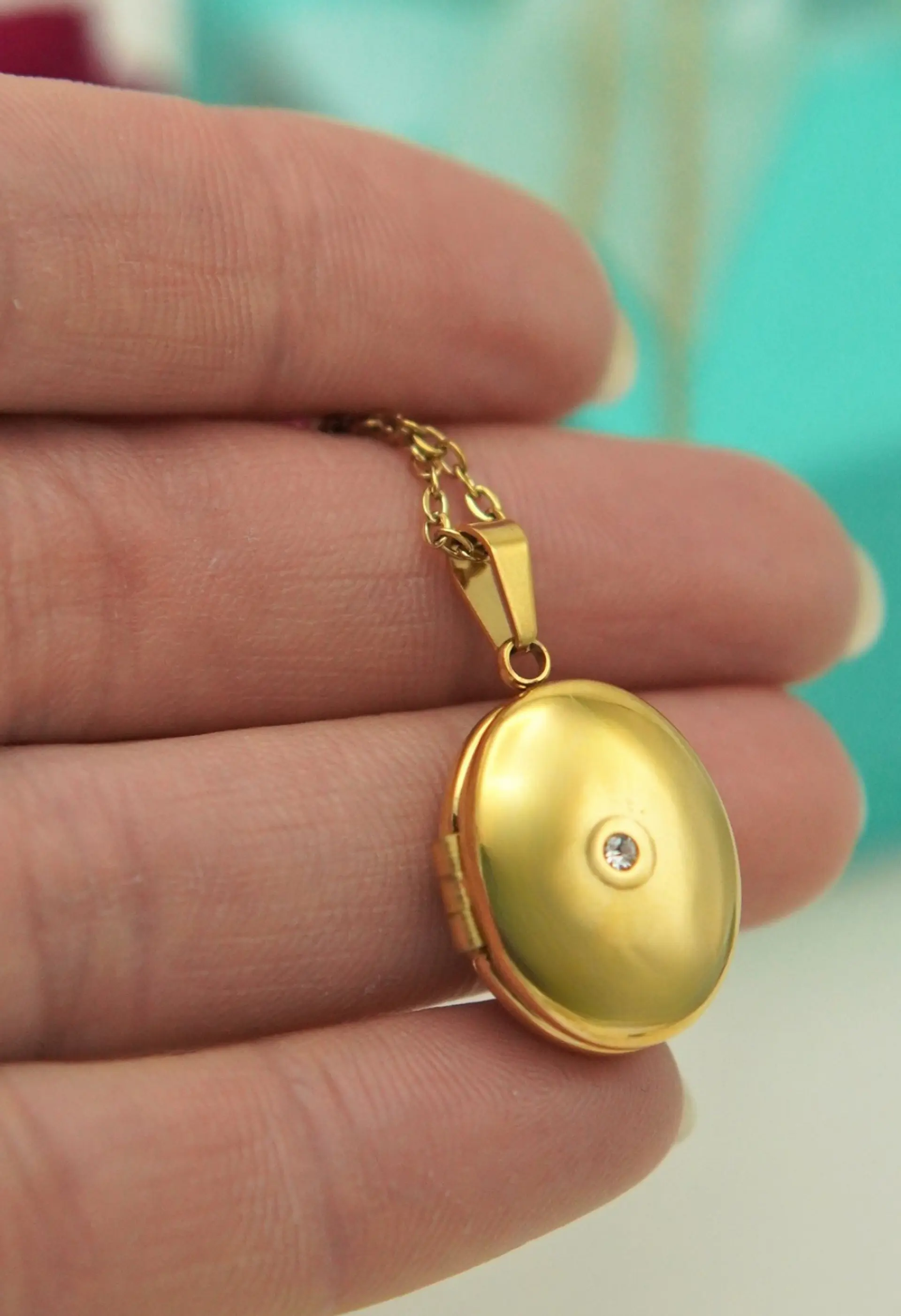 Relicario Dalia magnetico punto de luz chapado en oro 18k 11