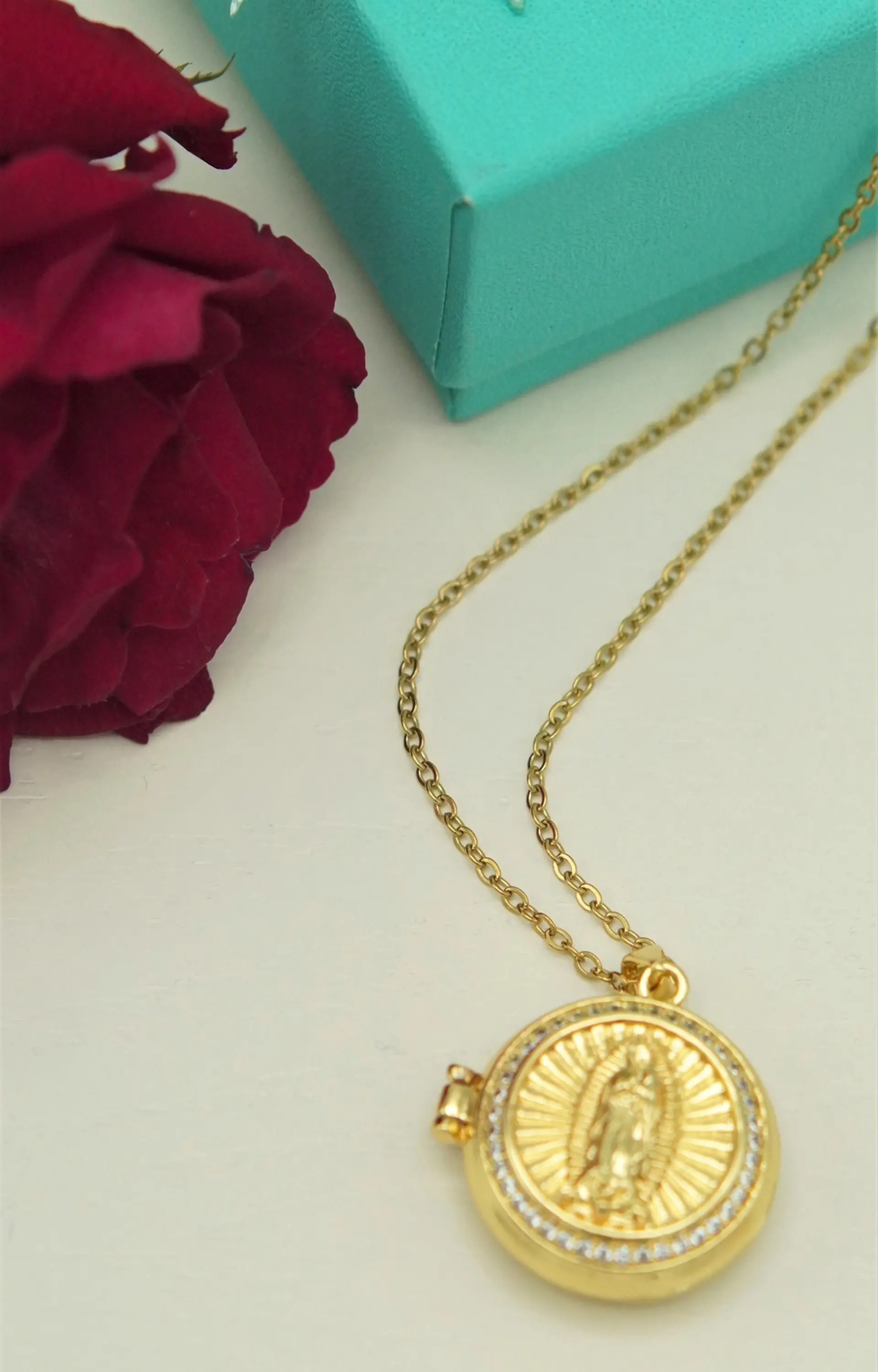 Relicario virgen Maria zirconias chapado en oro 18k 2